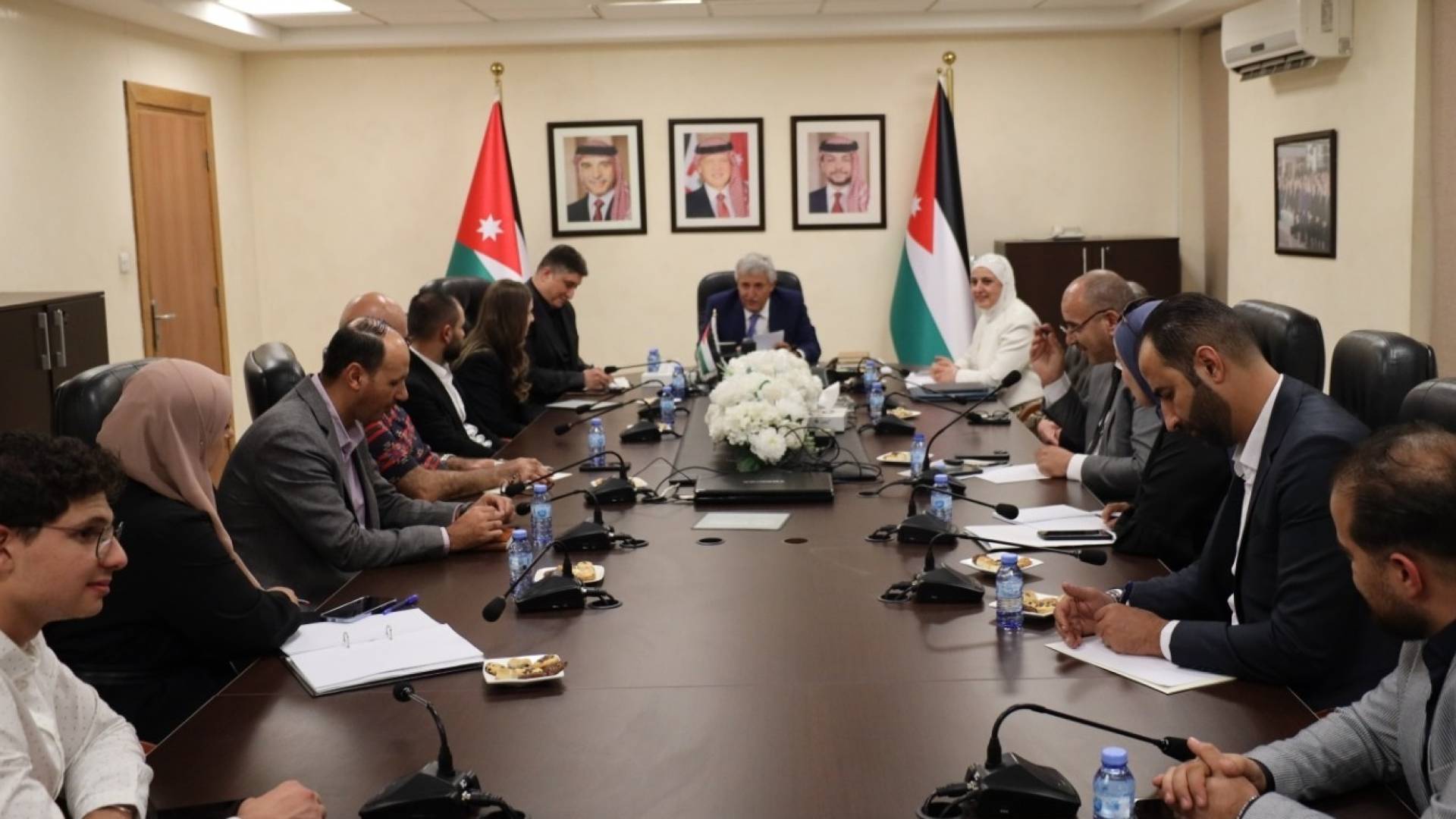 وزير النقل اثناء عقد الاجتماع