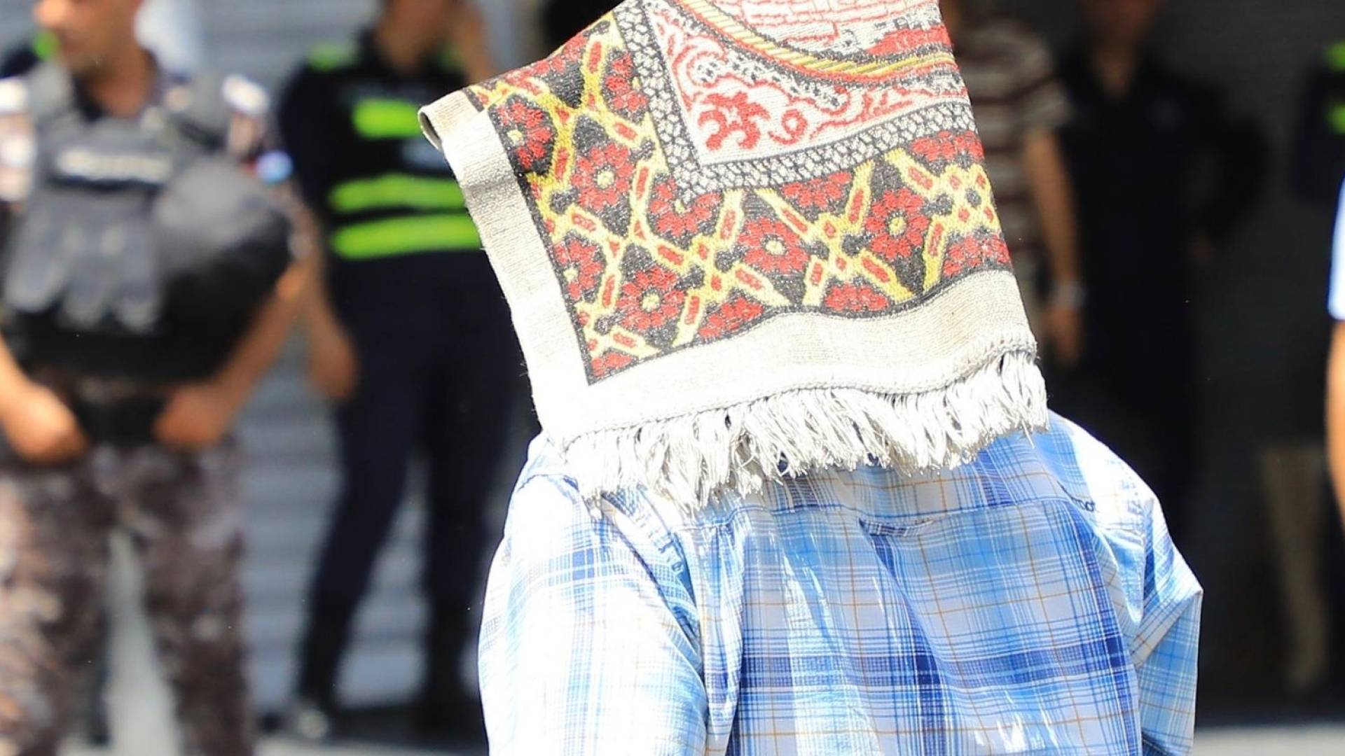 شخص متأثر من درجة الحرارة