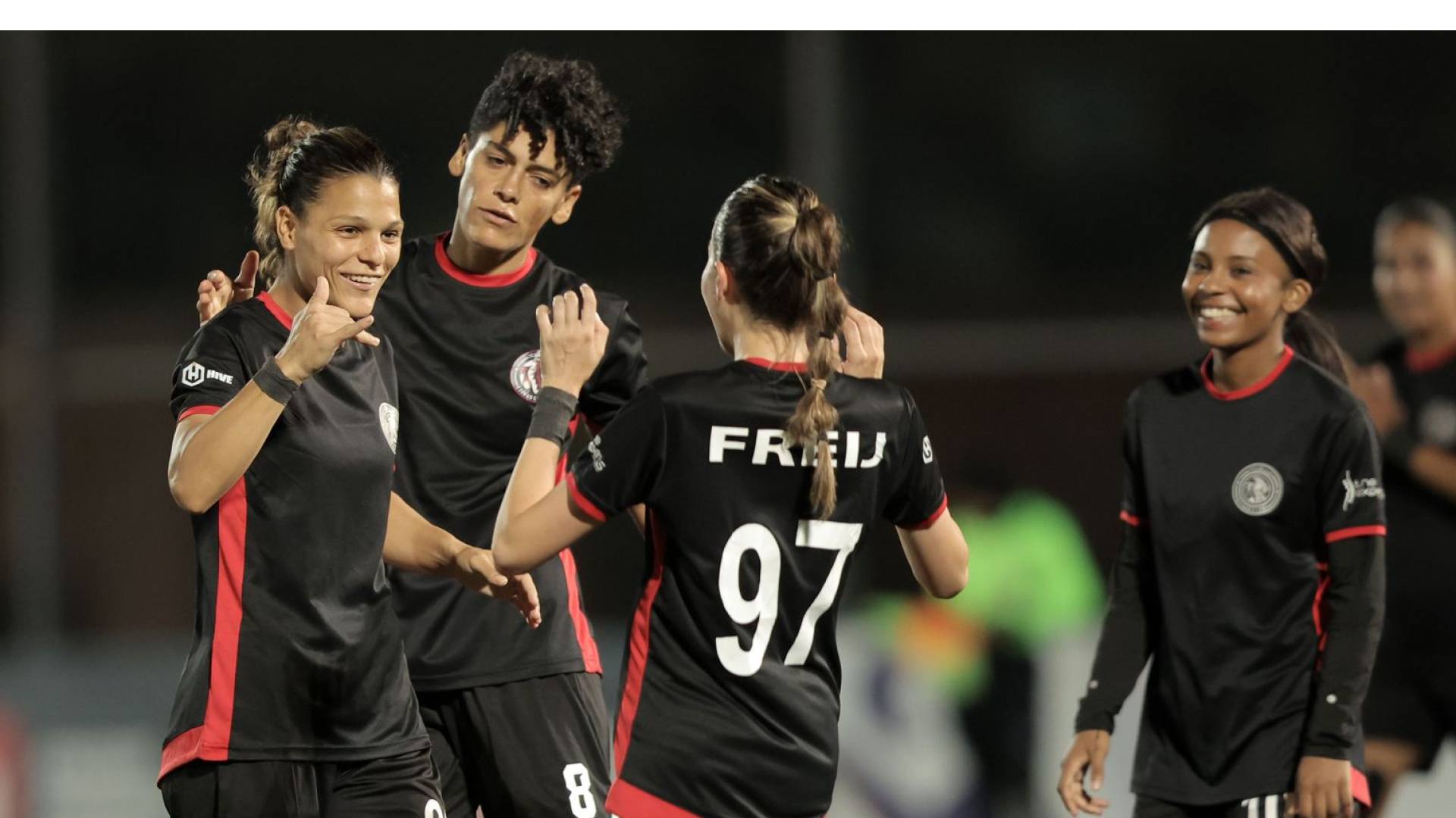 لاعبات الاتحاد يحتفلن بهدف سابق