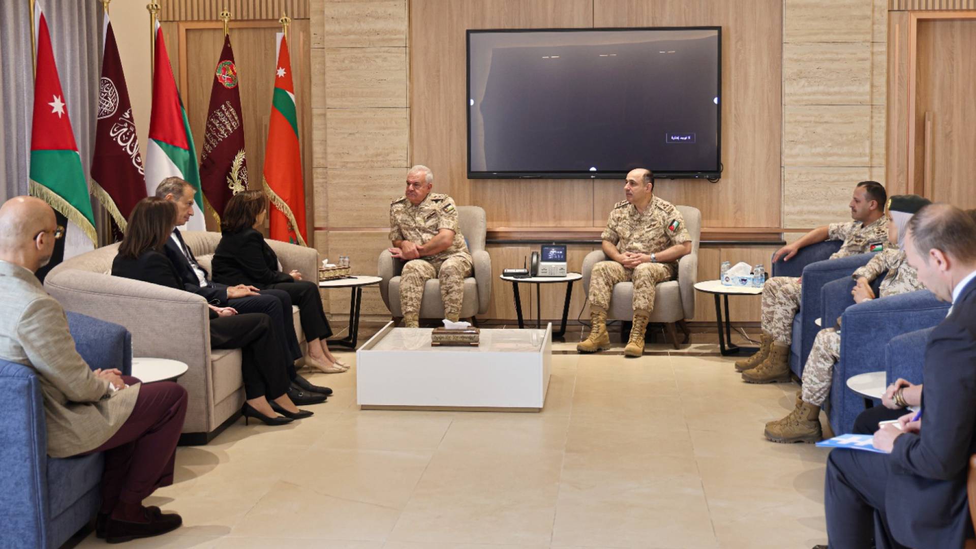 رئيس هيئة الاركان المشتركة اثناء اجتماعه مع وكيلة الأمين العام للأمم المتدة