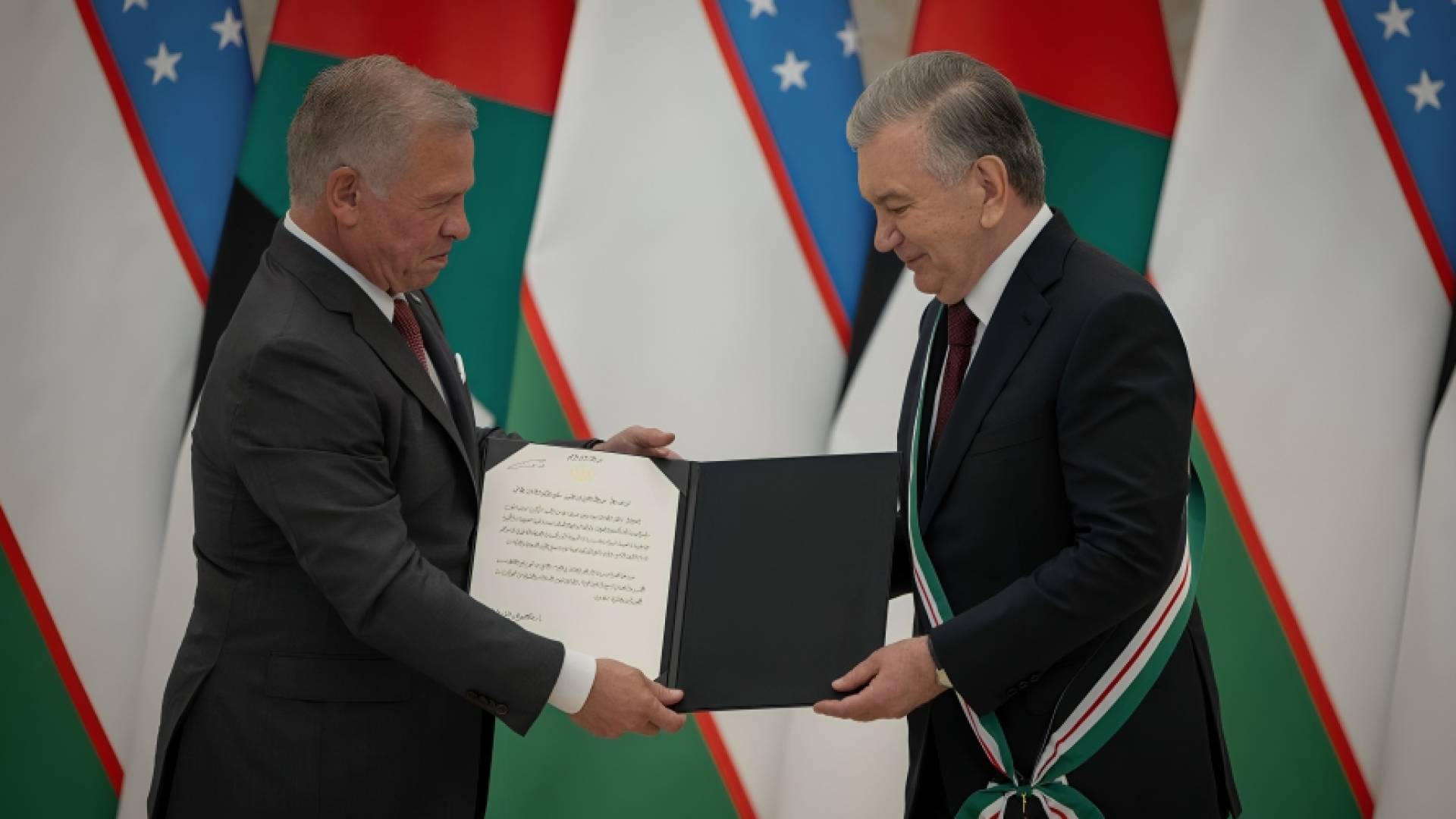 الملك عبدالله الثاني مع الرئيس الأوزبكي شوكت ميرضيائيف