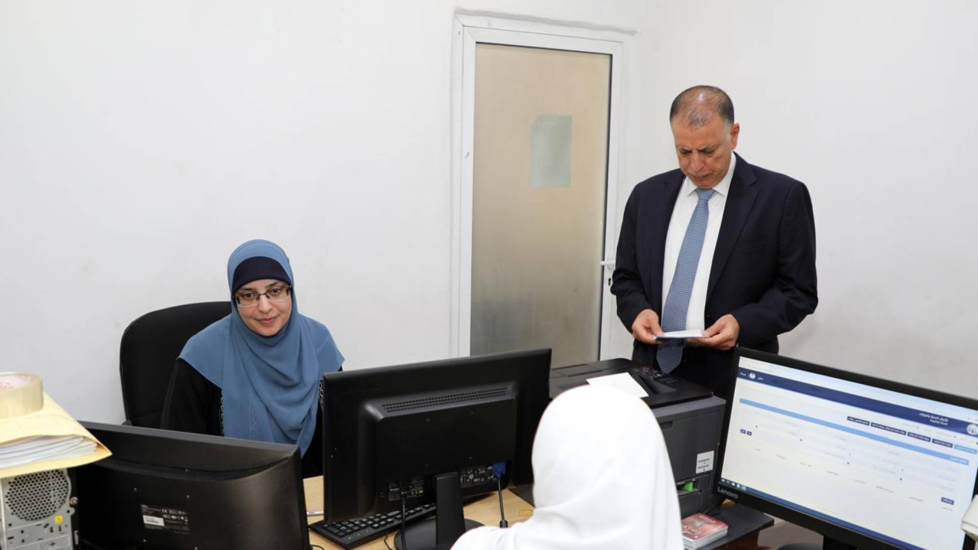 الفراية يتفقد بزيارة مفاجئة مكتب أحوال وجوازات جبل الحسين