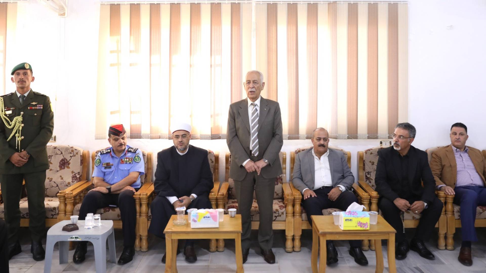 العيسوي يقدم واجب العزاء