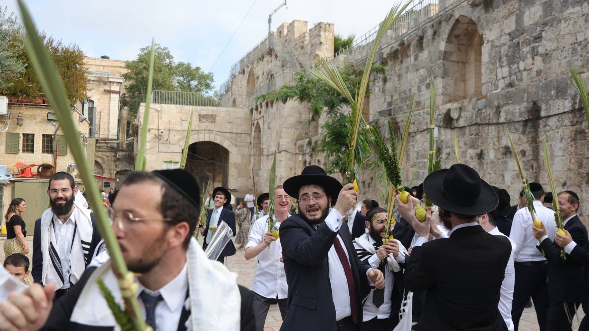 مستوطنون يقتحمون باحات المسجد الأقصى