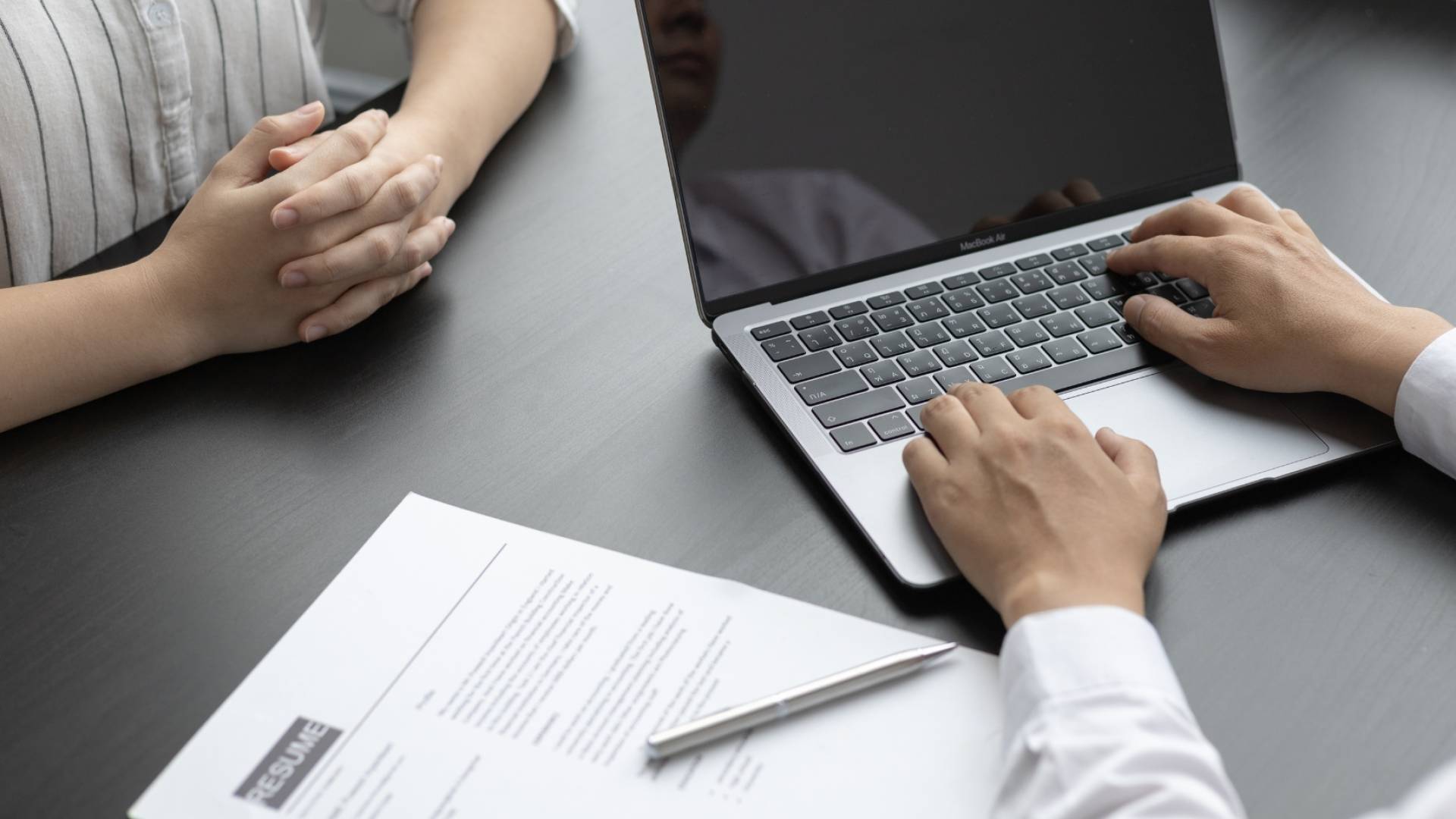 العمل - تعبيرية