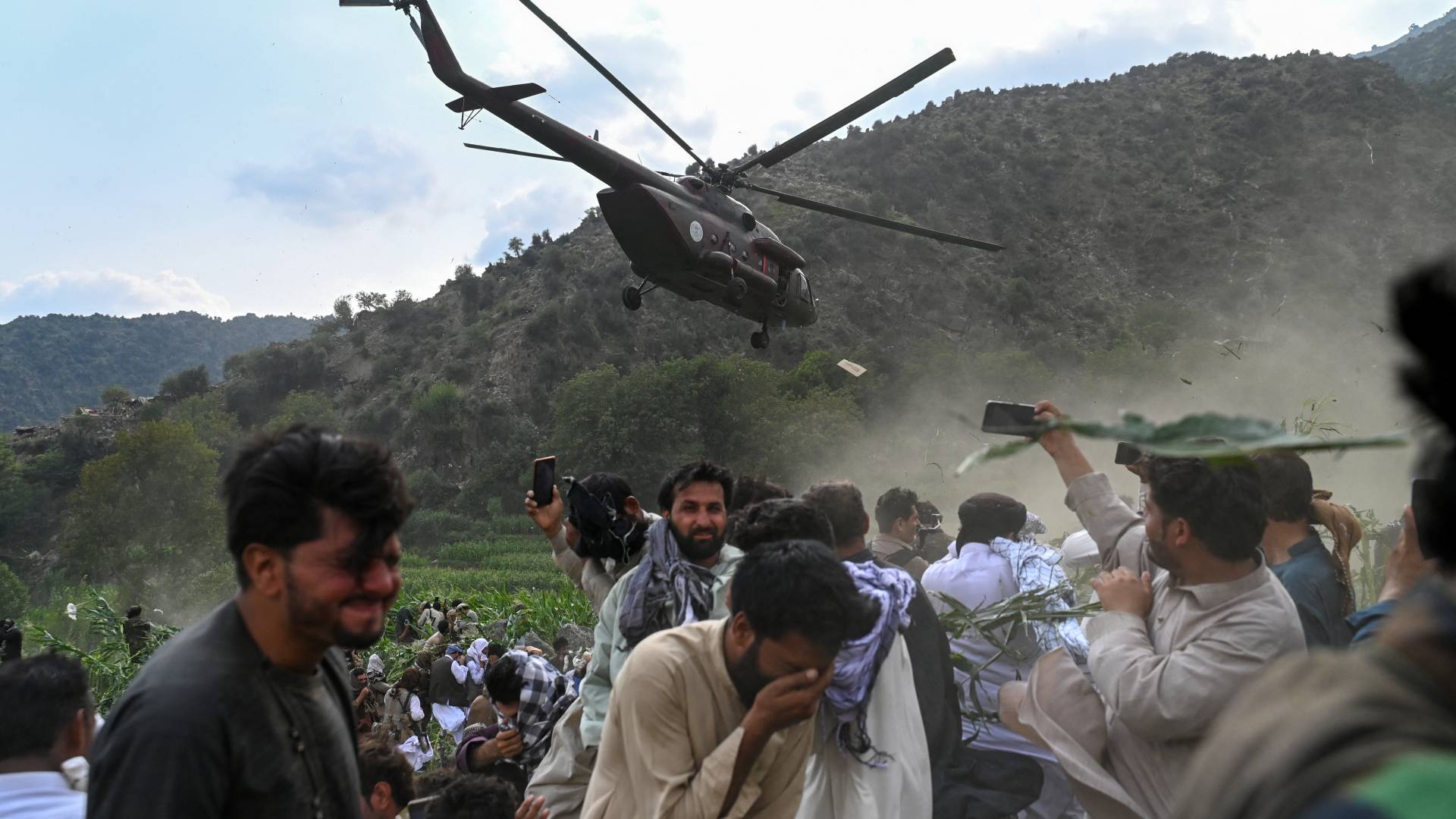 مروحية عسكرية تجلي جرحى أفغانا بعد الزلازل في قرية مزار دارا بمنطقة نورغال