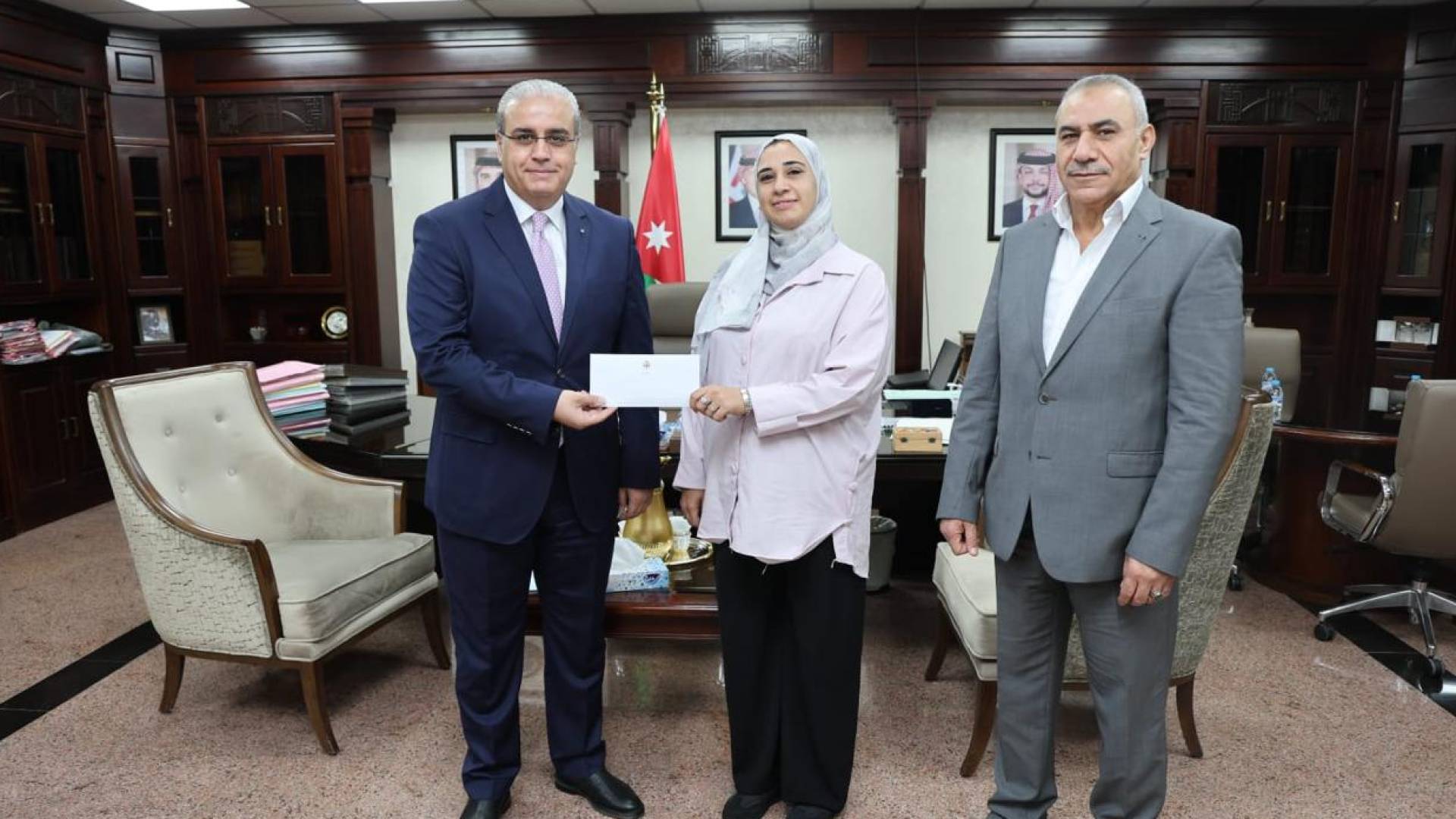 وزير الصحة الدكتور ابراهيم البدور يكرّم موظفة الخدمات في مستشفيات البشير