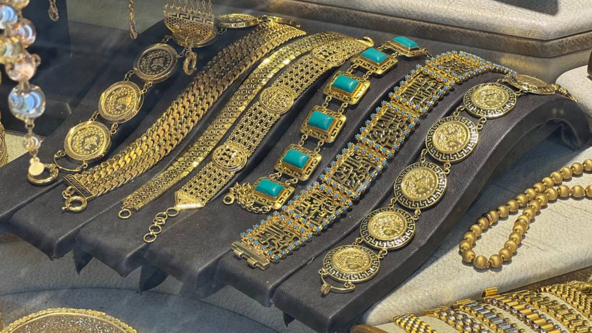 تعرف إلى أسعار الذهب و الليرات في الأردن الأربعاء