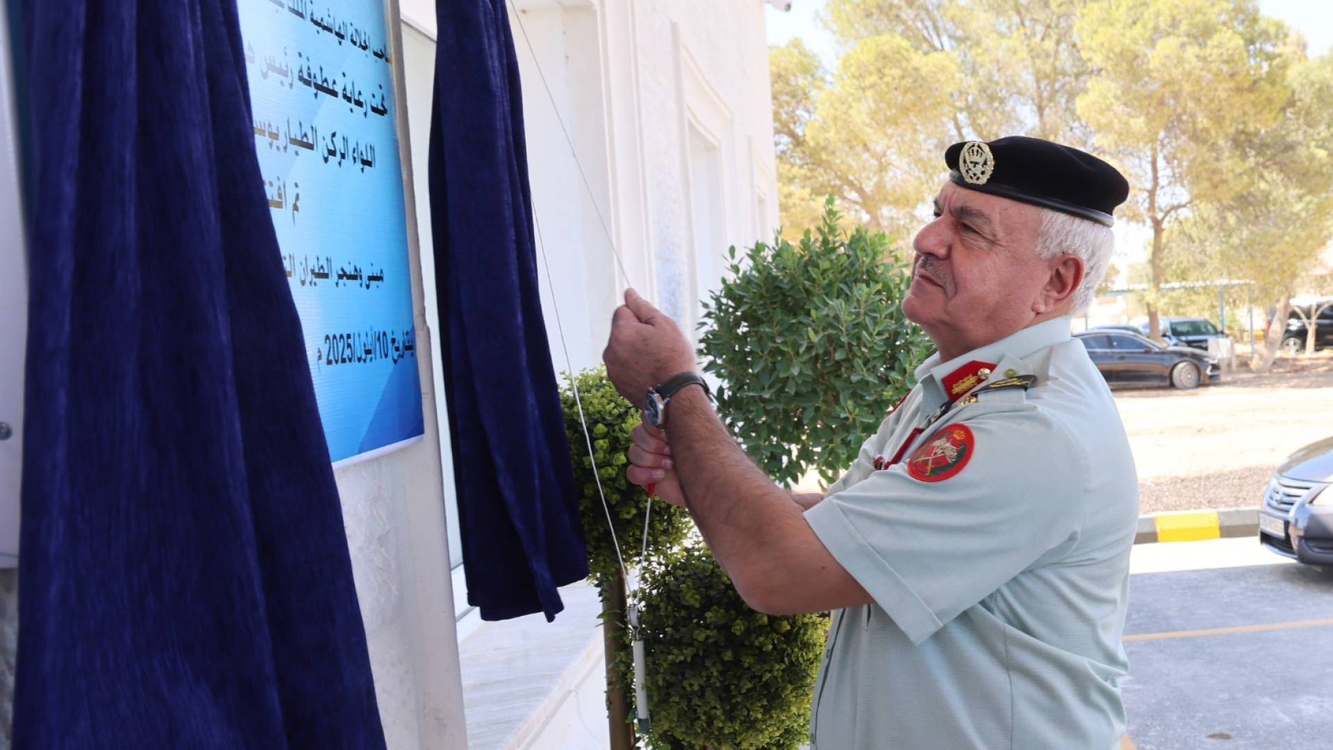 الحنيطي يفتتح مبنى الطيران التشبيهي وهنجر طائرة "بيل 505" في سلاح الجو الملكي