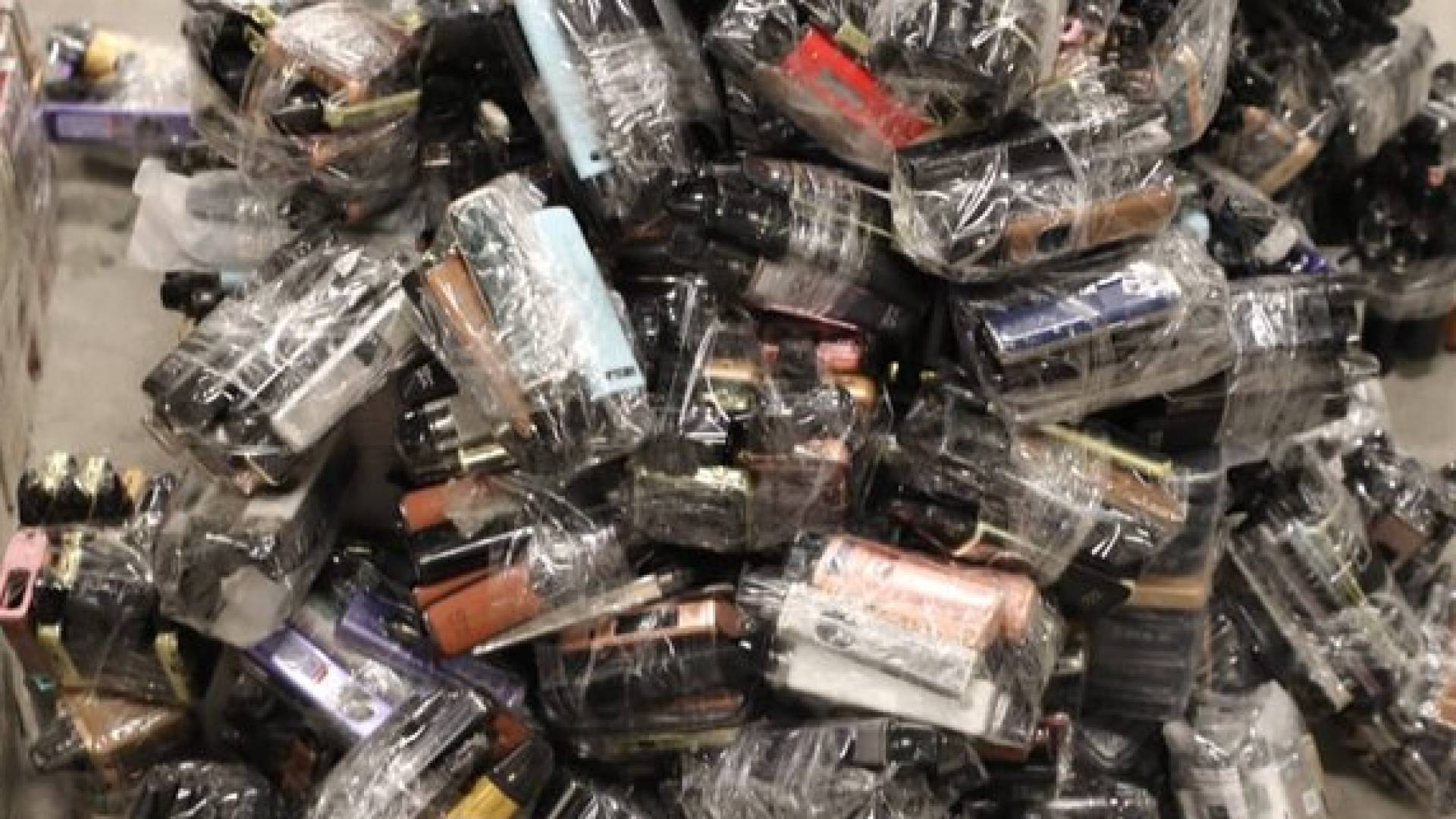 الجمارك: ضبط ما يزيد عن 13100 كروز دخان وكميات كبيرة من السجائر الإلكترونية والمعسل