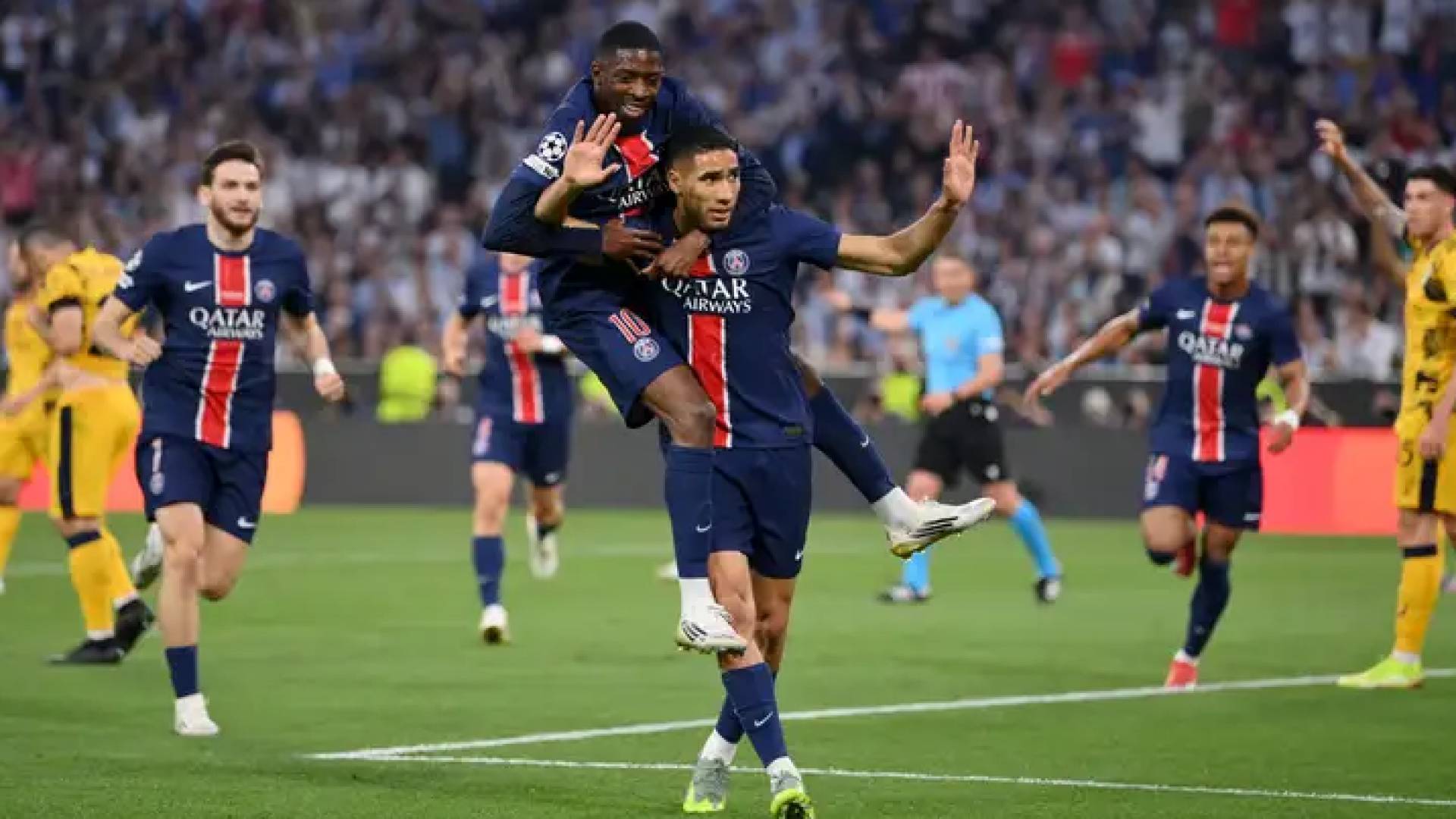 النجم المغربي أشرف حكيمي يحتفل بهدف رفقة ديمبلي