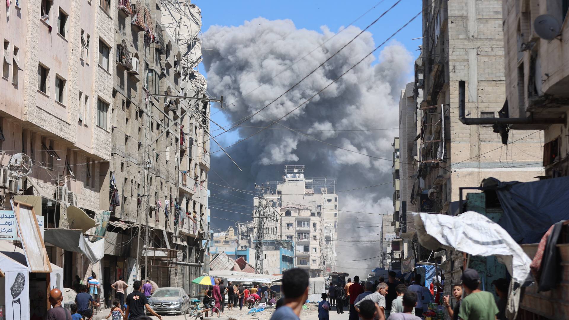 تصاعد الدخان بعد غارة للاحتلال الإسرائيلي على شارع النصر في مدينة غزة