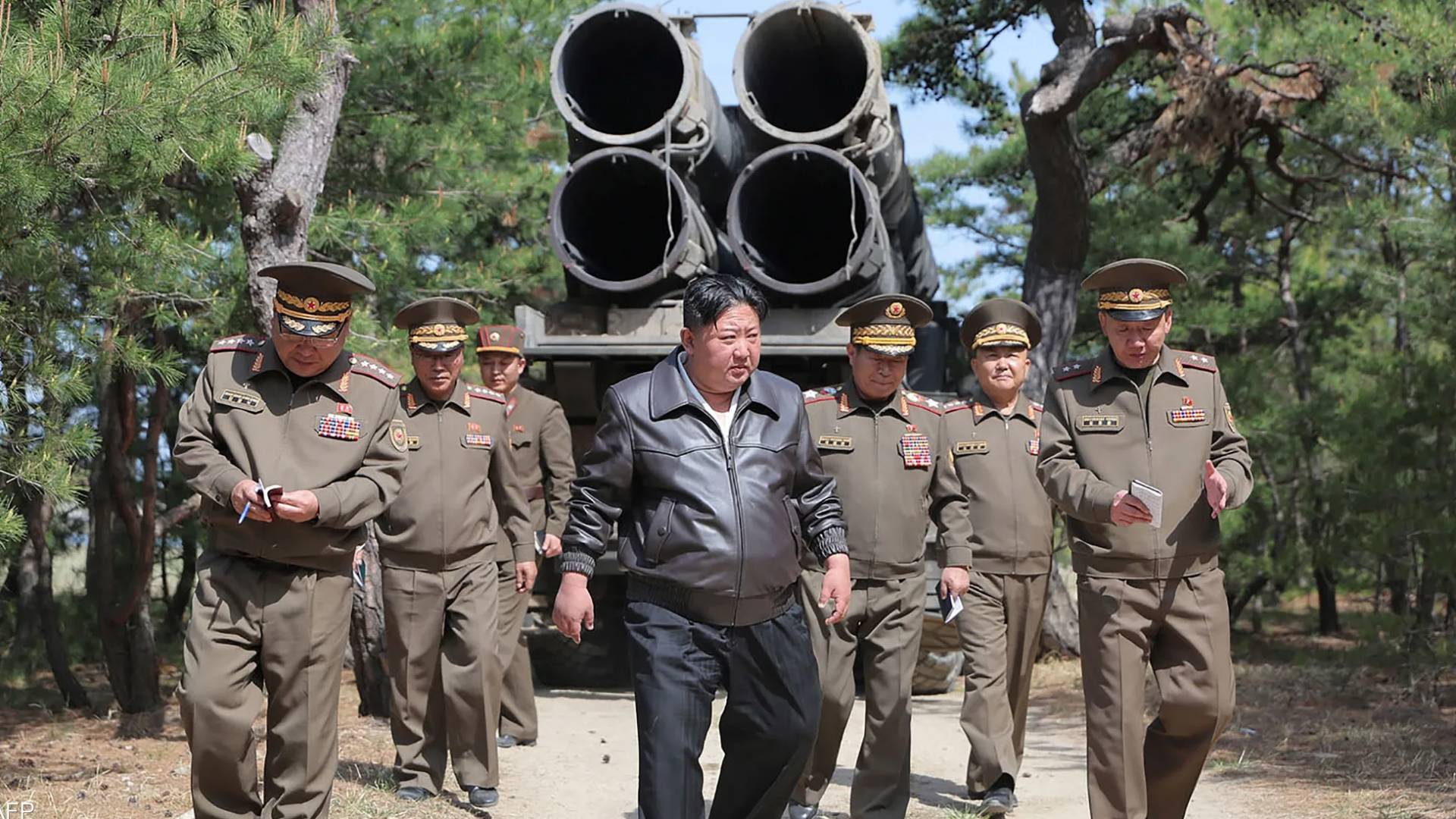 كيم جونغ أون يتفقد أنظمة الدروع والحماية