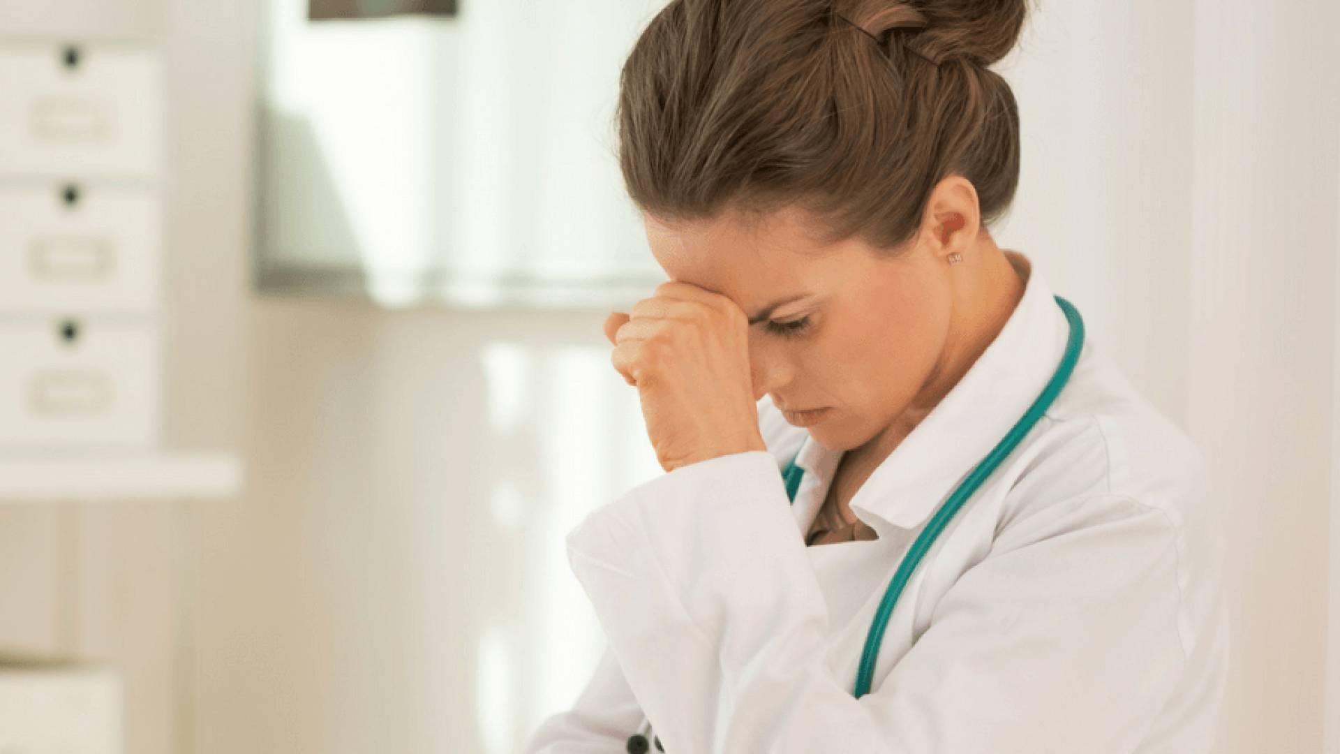 صورة تعبيرية لطبيب