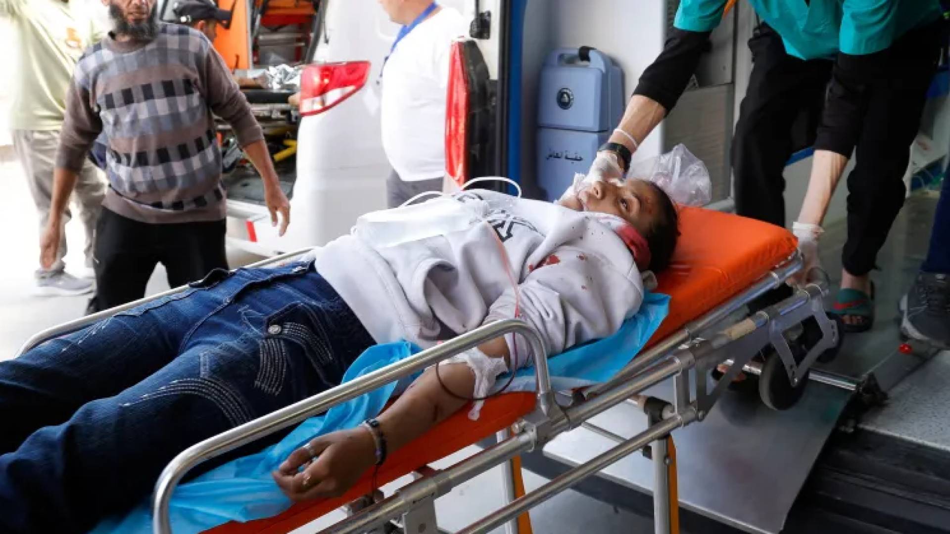 إسعاف شخص في قطاع غزة