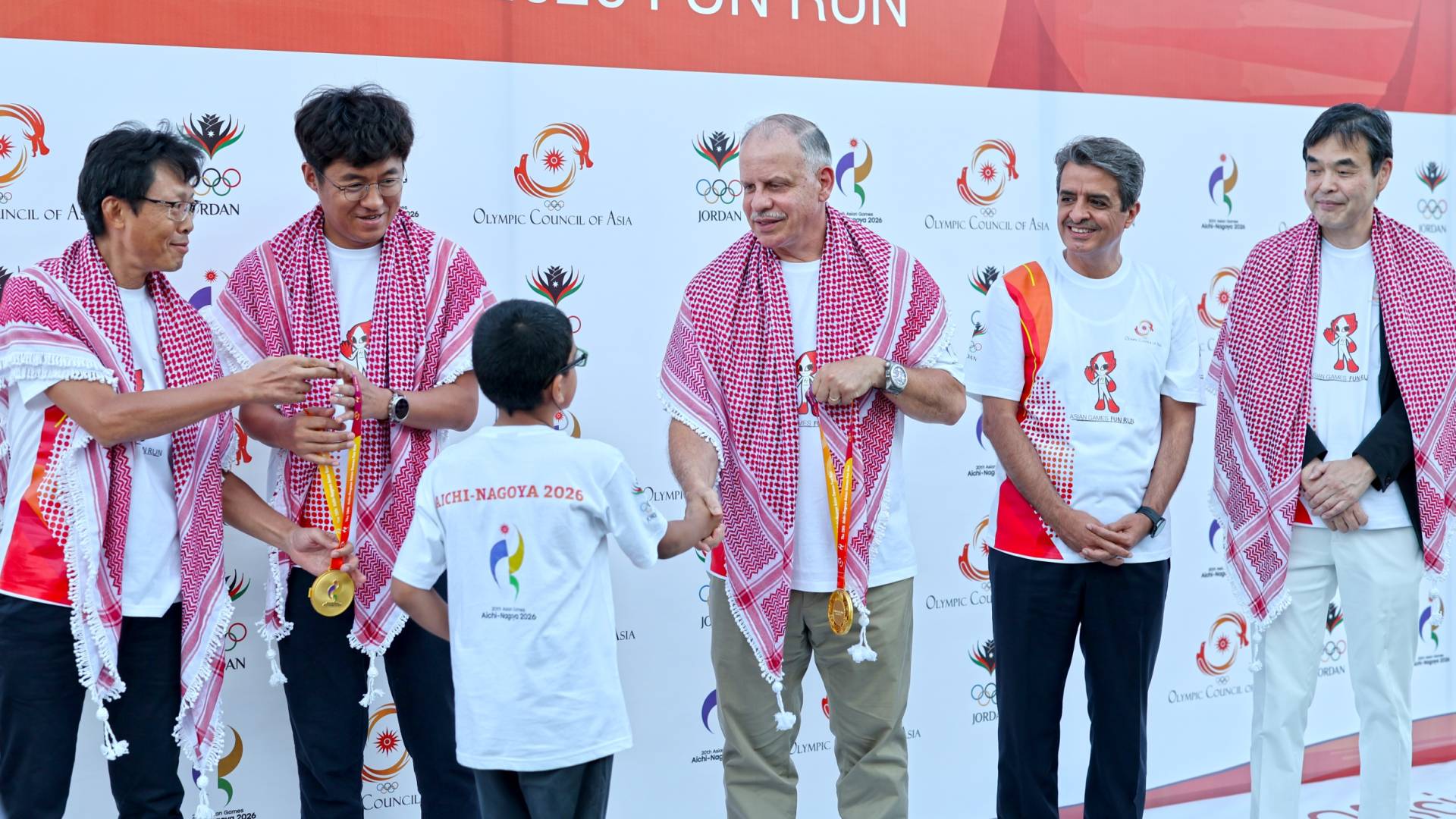 الأمير فيصل يكرم أحد المشاركين في السباق