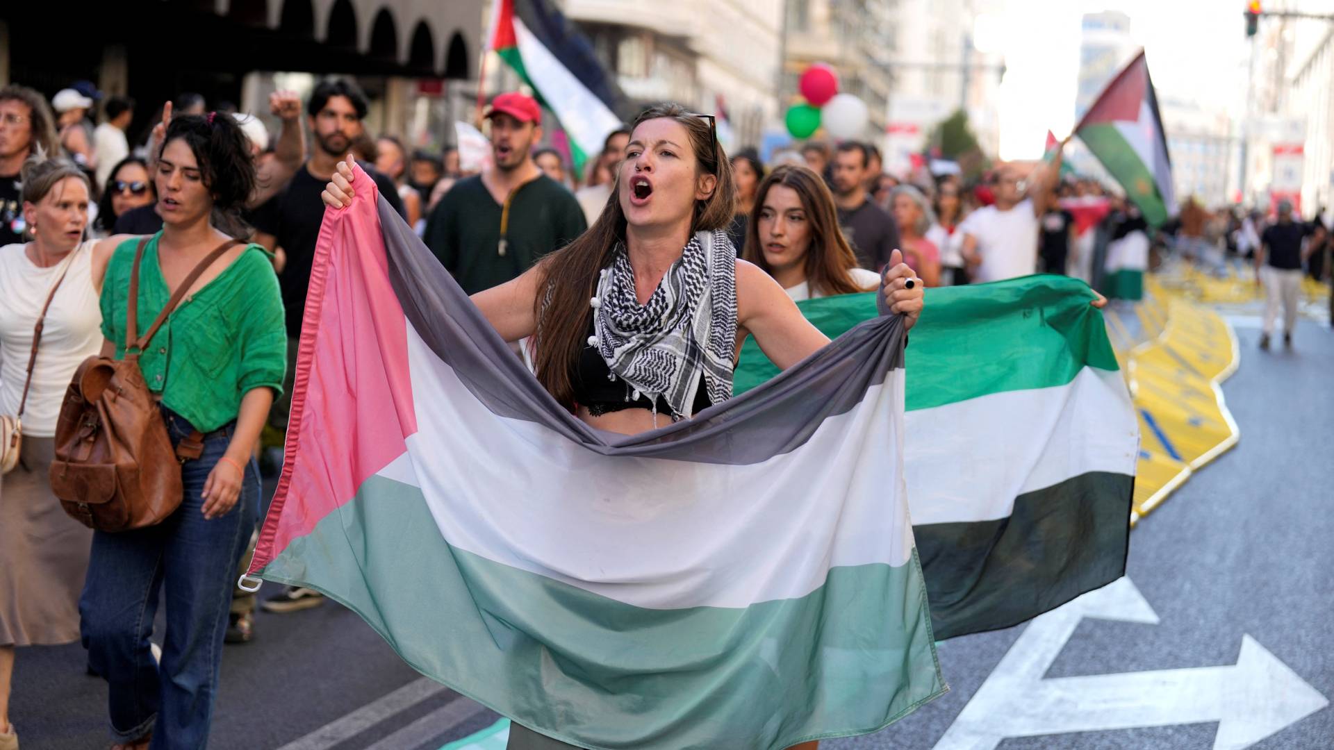 وقفة في اسبانيا تندد بالعدوان على غزة