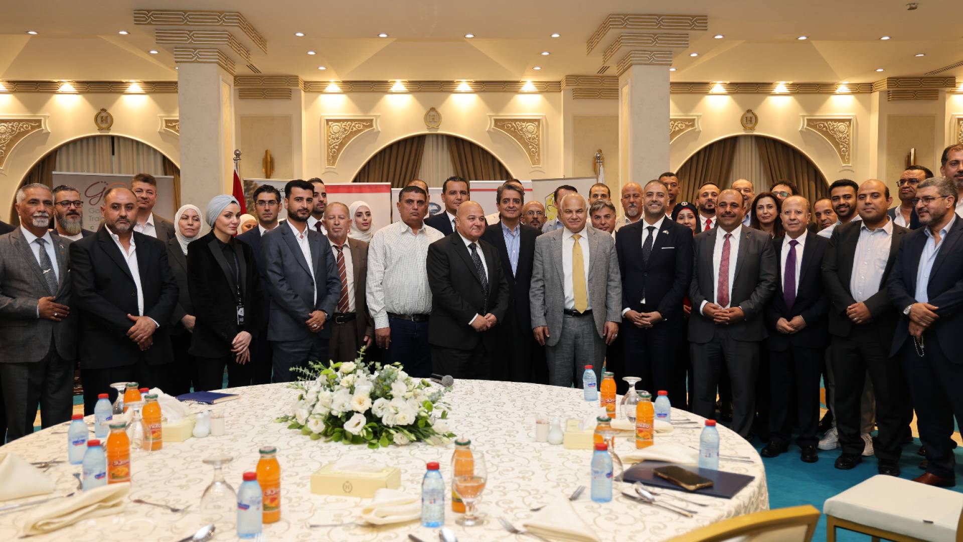 صورة تذكارية عقب توقيع الاتفاقيات