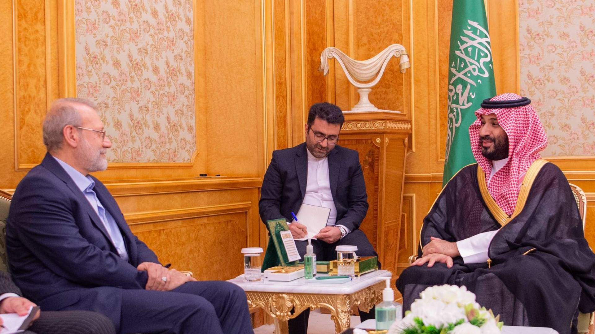 ولي العهد السعودي الأمير محمد بن سلمان يستقبل أمين المجلس الأعلى للأمن القومي الإيراني، علي لاريجاني