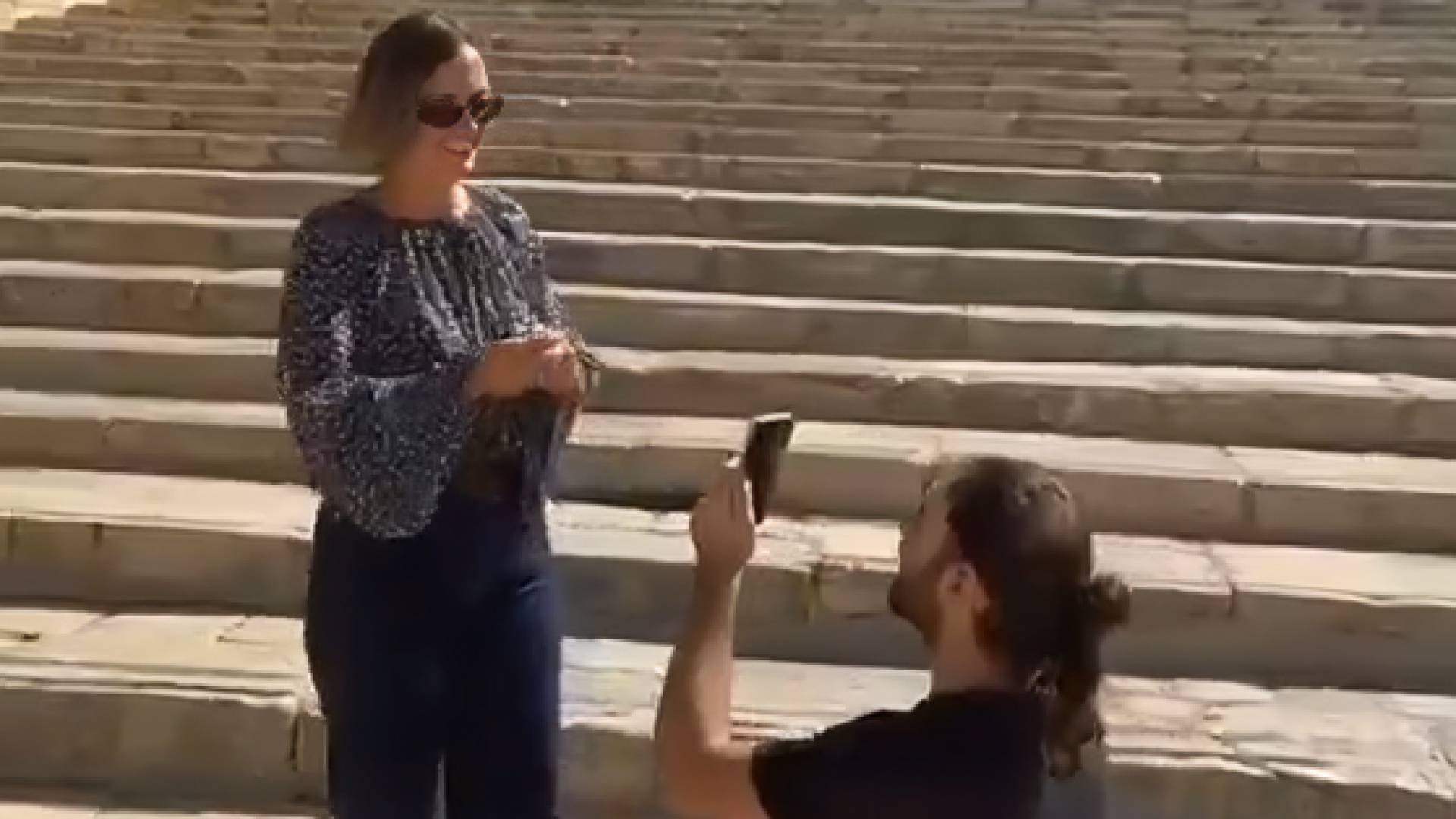 مستوطن يتقدم لخطبة مستوطنة أمام قبة الصخرة