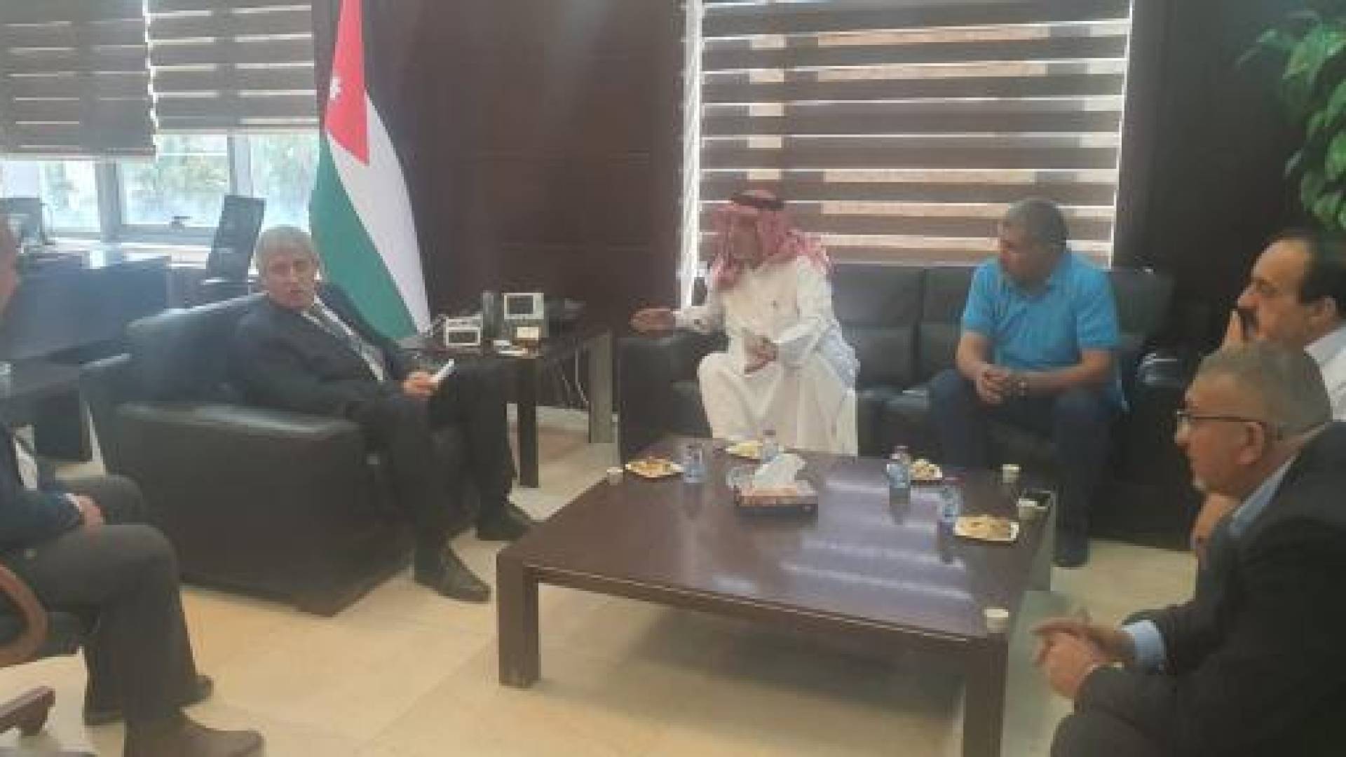 الدكتور نضال القطامين مع ممثلين عن أصحاب سيارات السفريات الخارجية