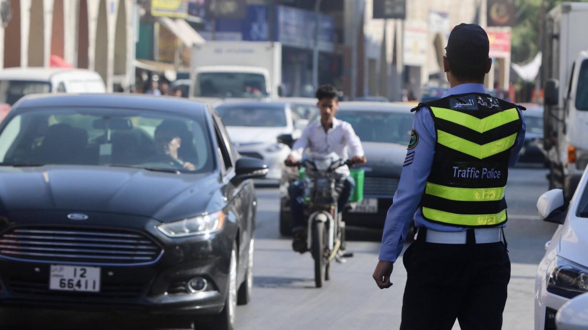 ارشيفية... مراقب سير يقوم بواجباته
