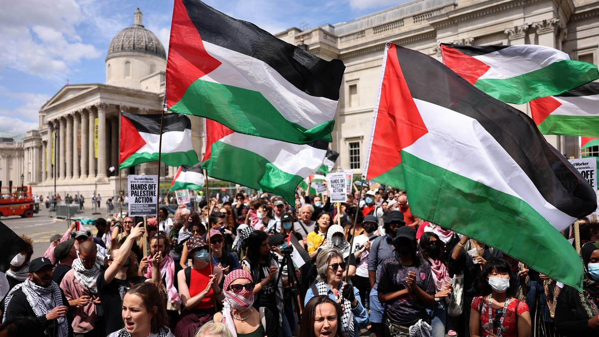 العلم الفلسطيني في باحات بريطانيا