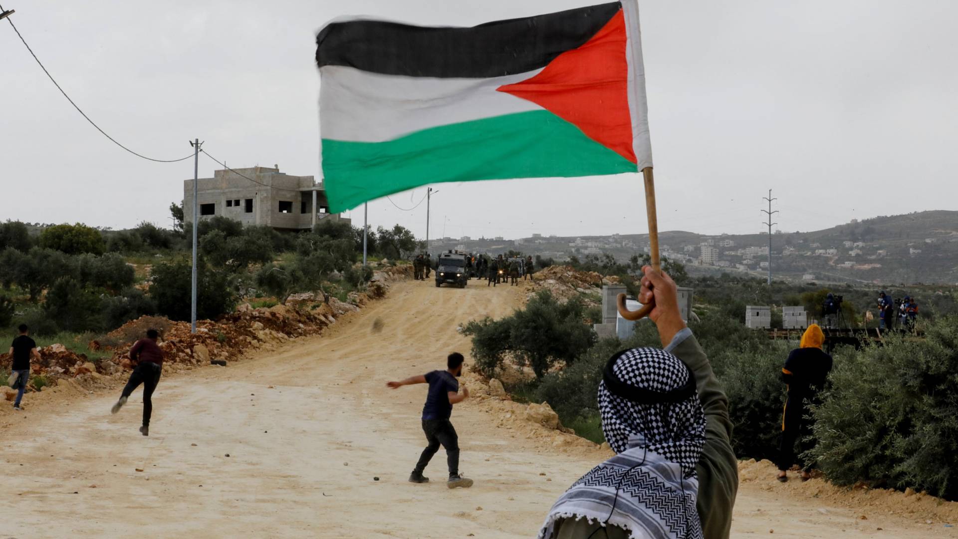 رجل يحمل العلم الفلسطيني