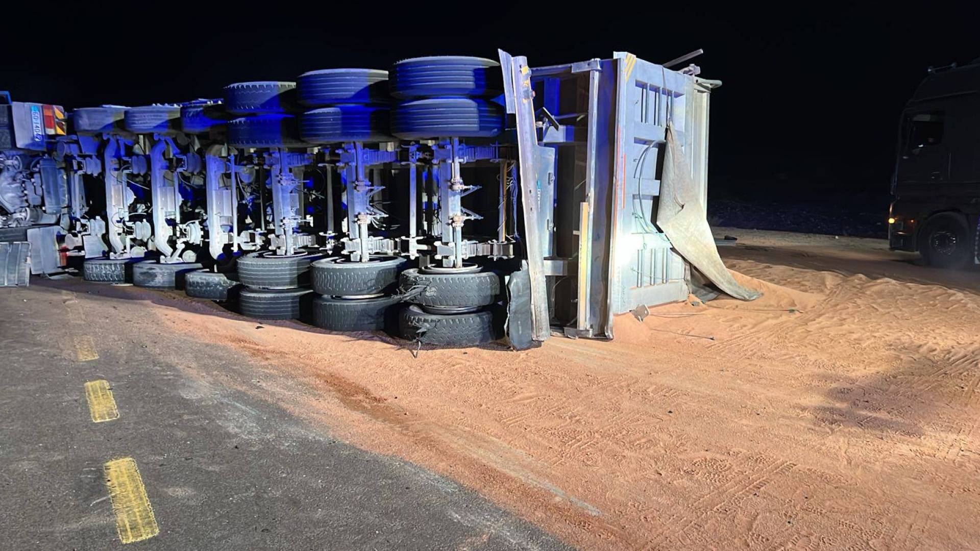 تدهور شاحنة محملة بمادة الفوسفات