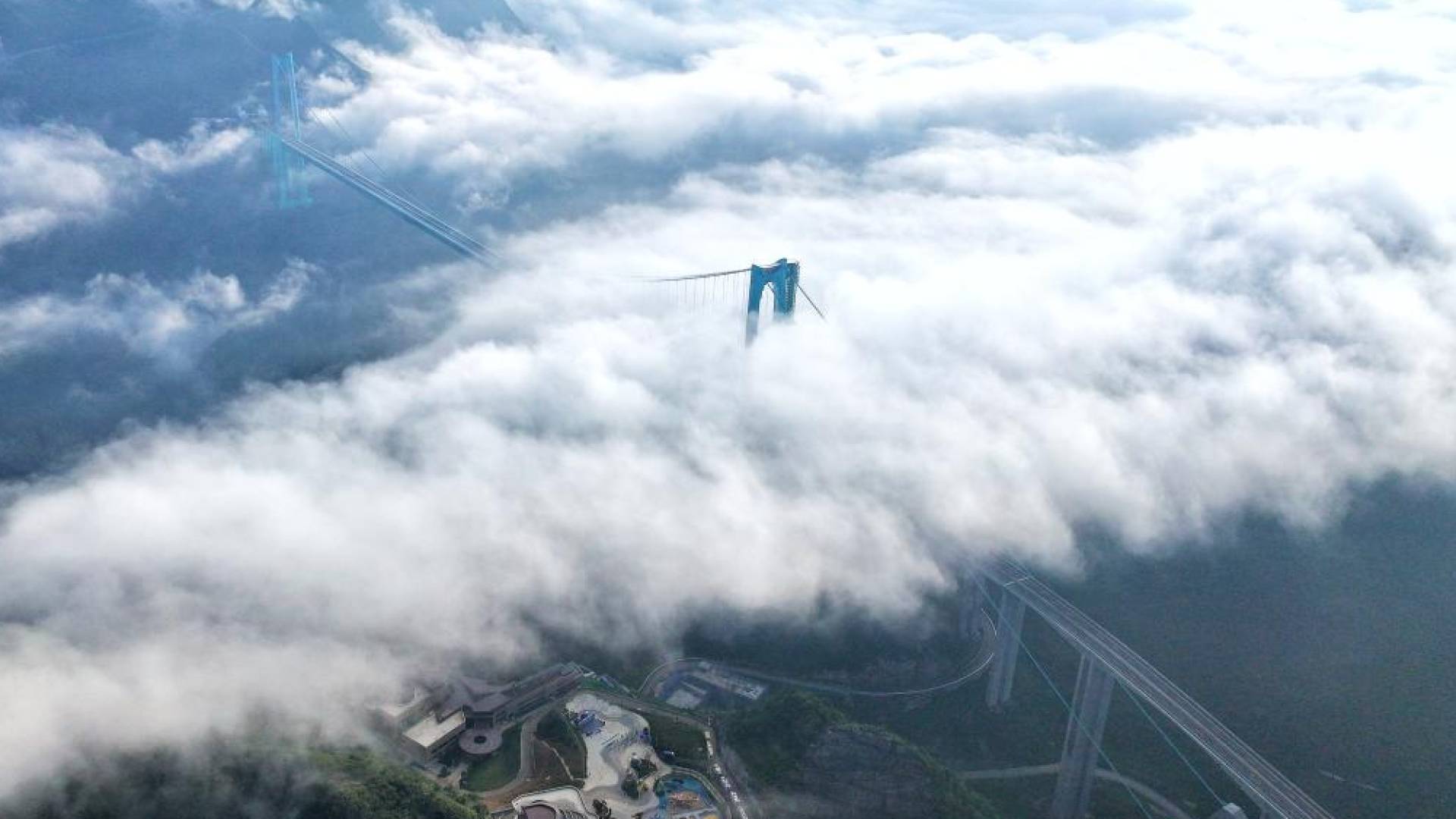 جسر "هواجيانغ جراند كانيون"