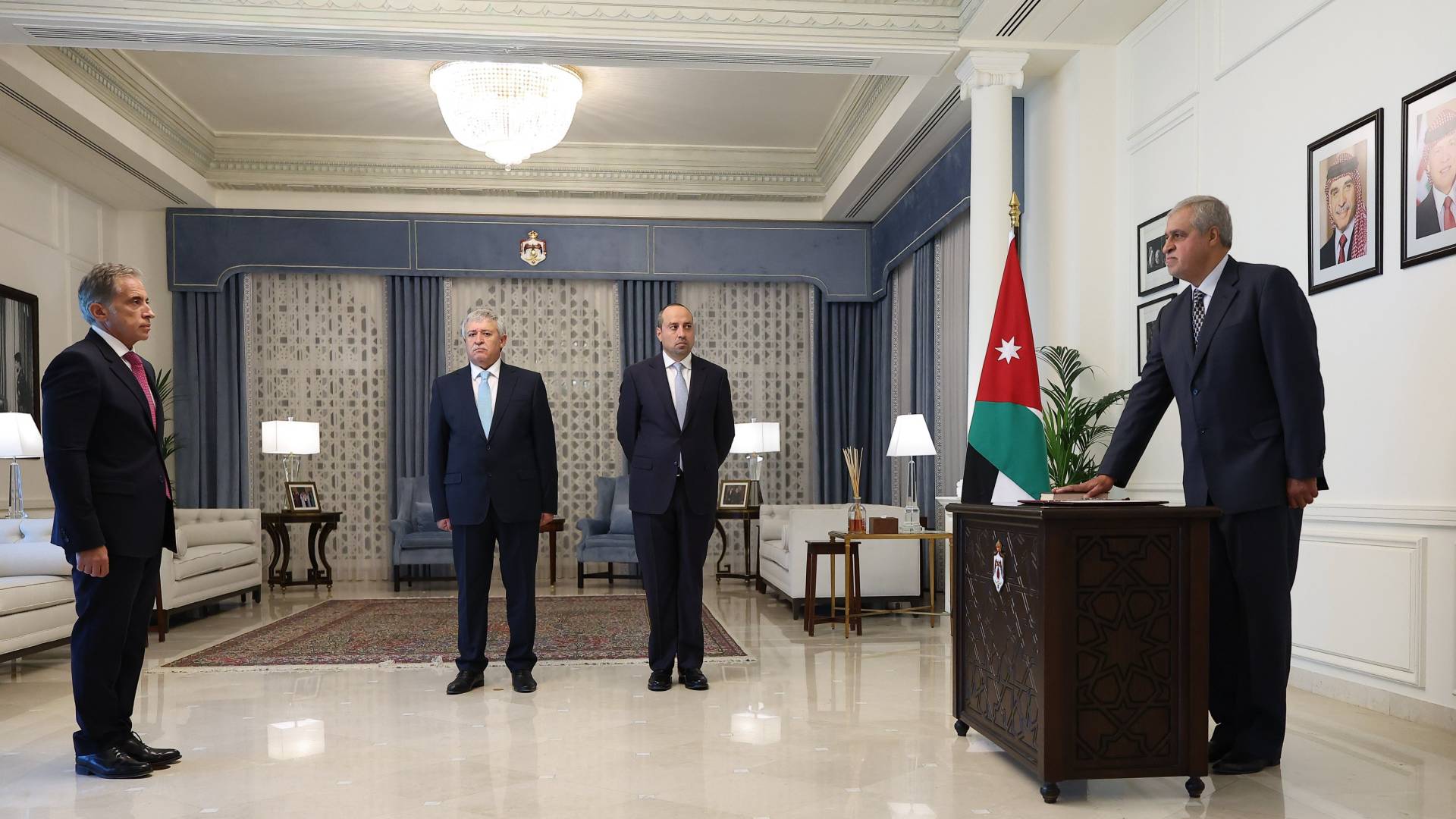 الفرجات يؤدي القسم أمام رئيس الوزراء