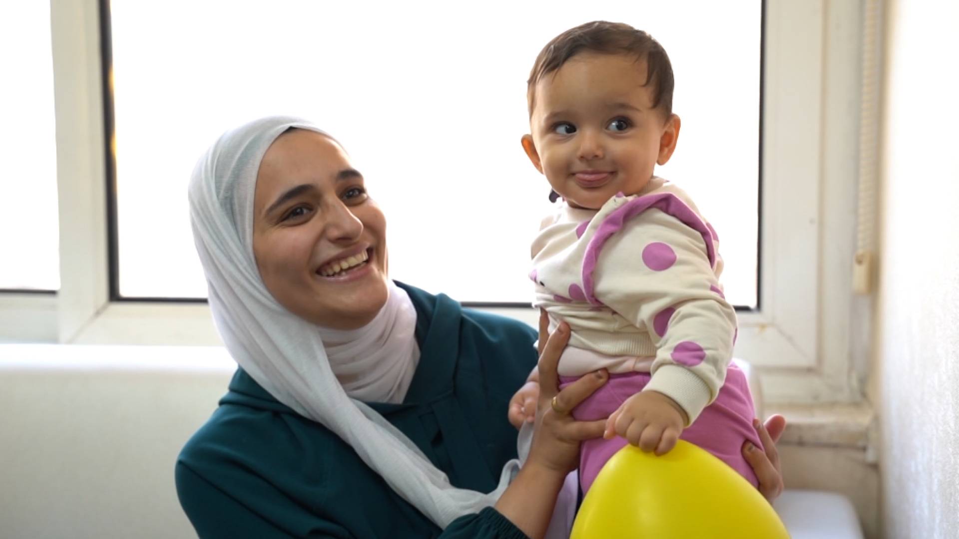 "كنت أناديها فلا تسمع".. والآن ستسمعني حين أقول لها أحبك.. أم فلسطينية تشهد معجزة القوقعة