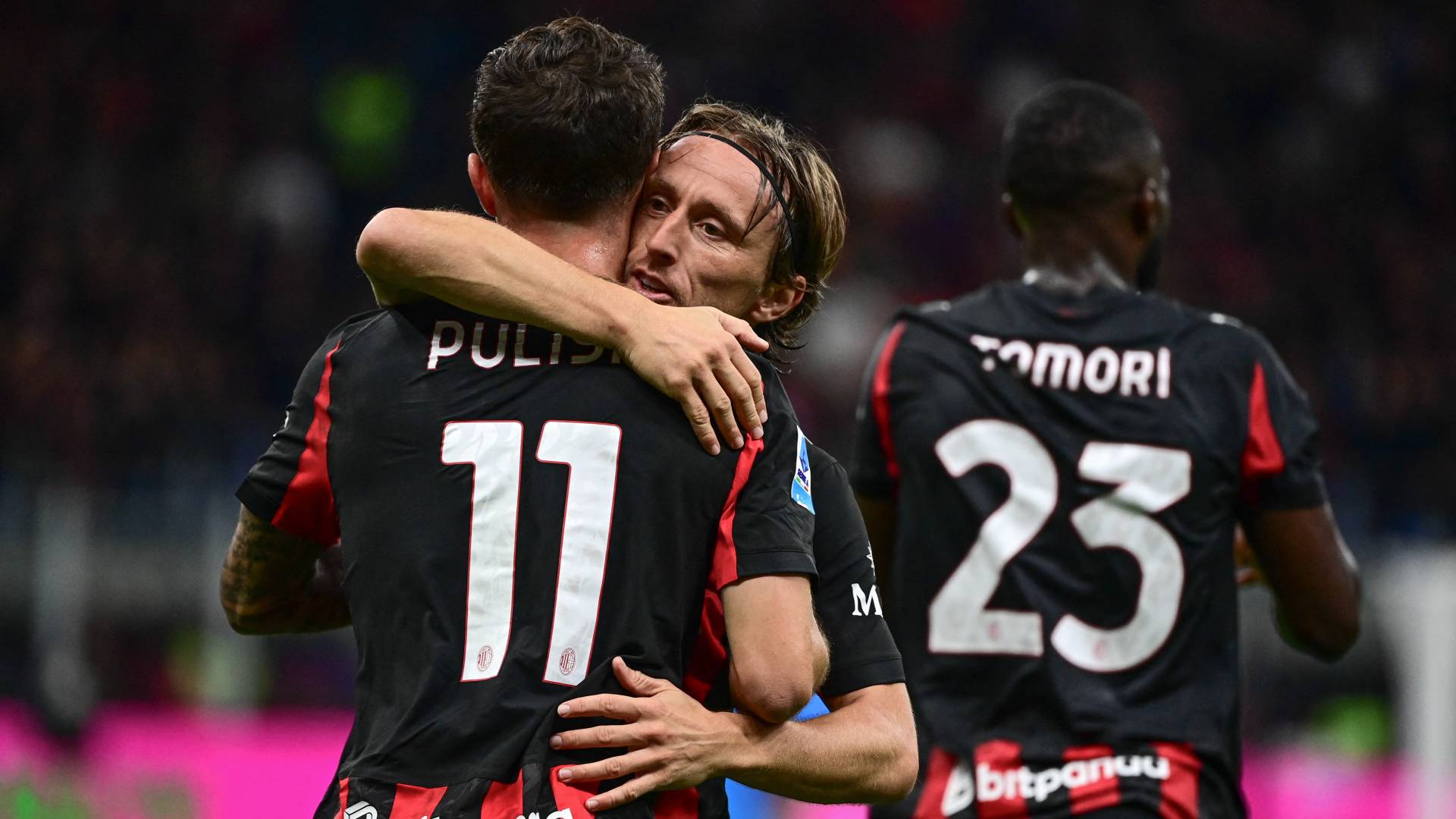 ميلان يحقق فوزا ثمينا على نابولي بثنائية مقابل هدف في الدوري الإيطالي