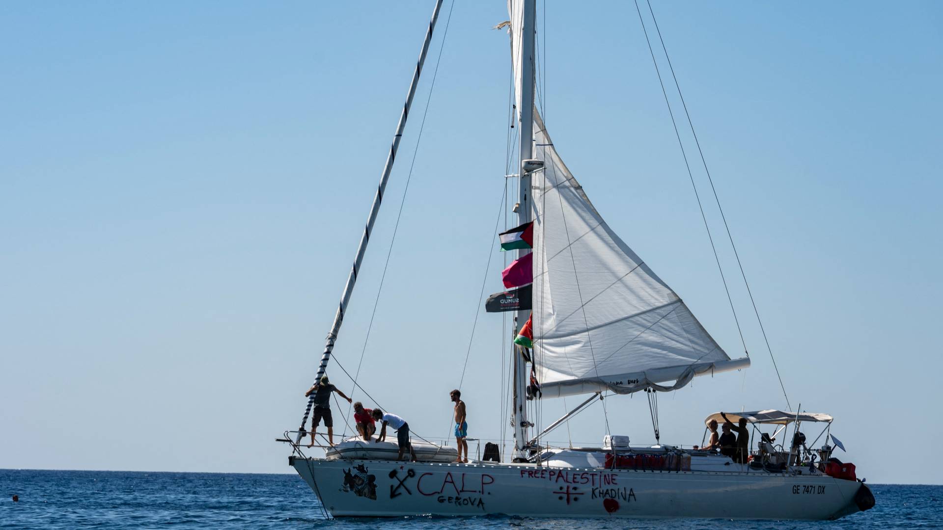 وزيرة دفاع إسبانيا: سفينة حربية تتابع أسطول الصمود ولن تتدخل إلا في "حالة الضرورة القصوى"