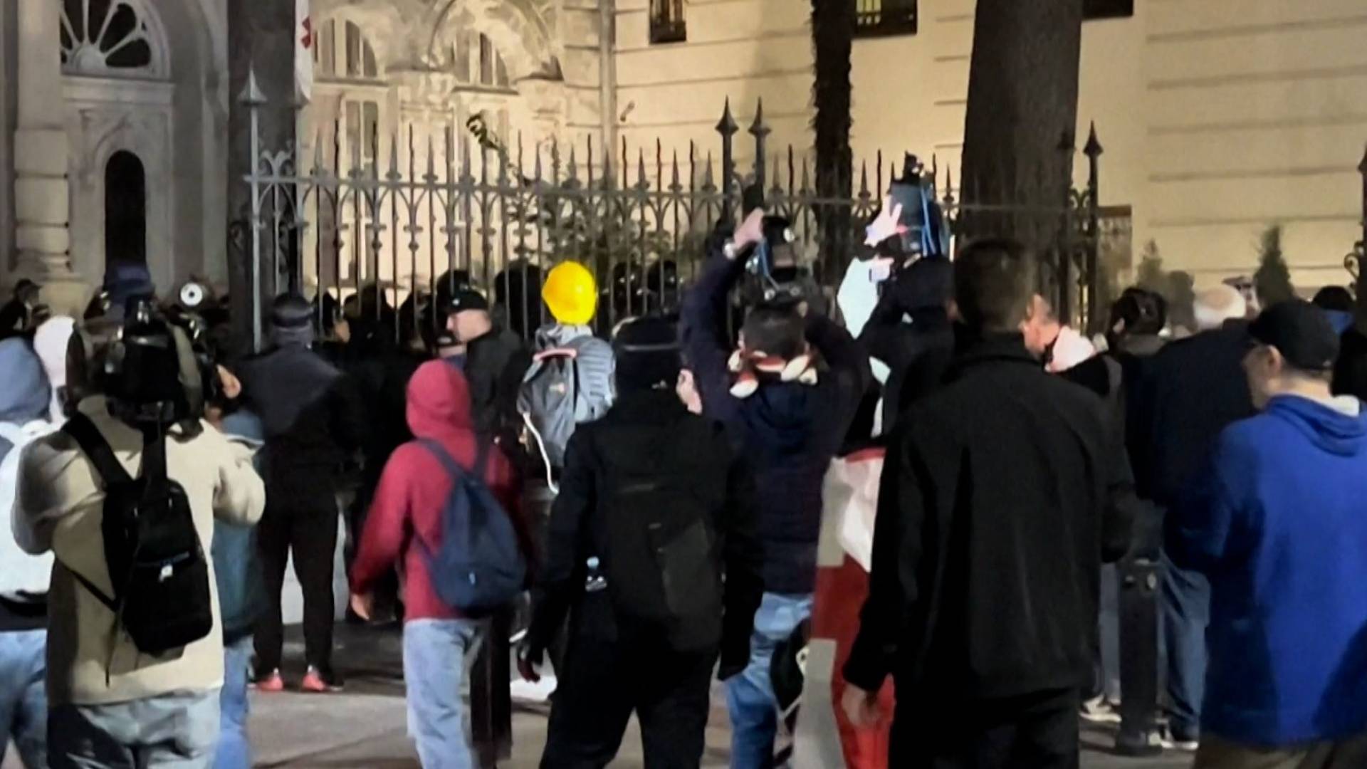 التظاهرات عند القصر الرئاسي في جورجيا