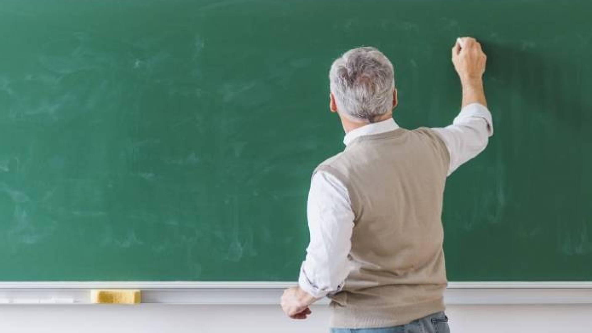 معلم في حصة دراسية.. أرشيفية