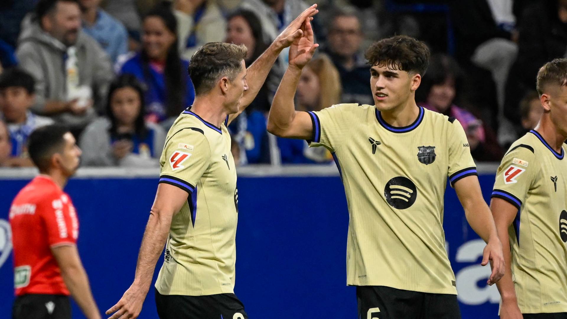 البولندي المخضرم روبرت ليفاندوفيسكي يحتفل بهدف سابق