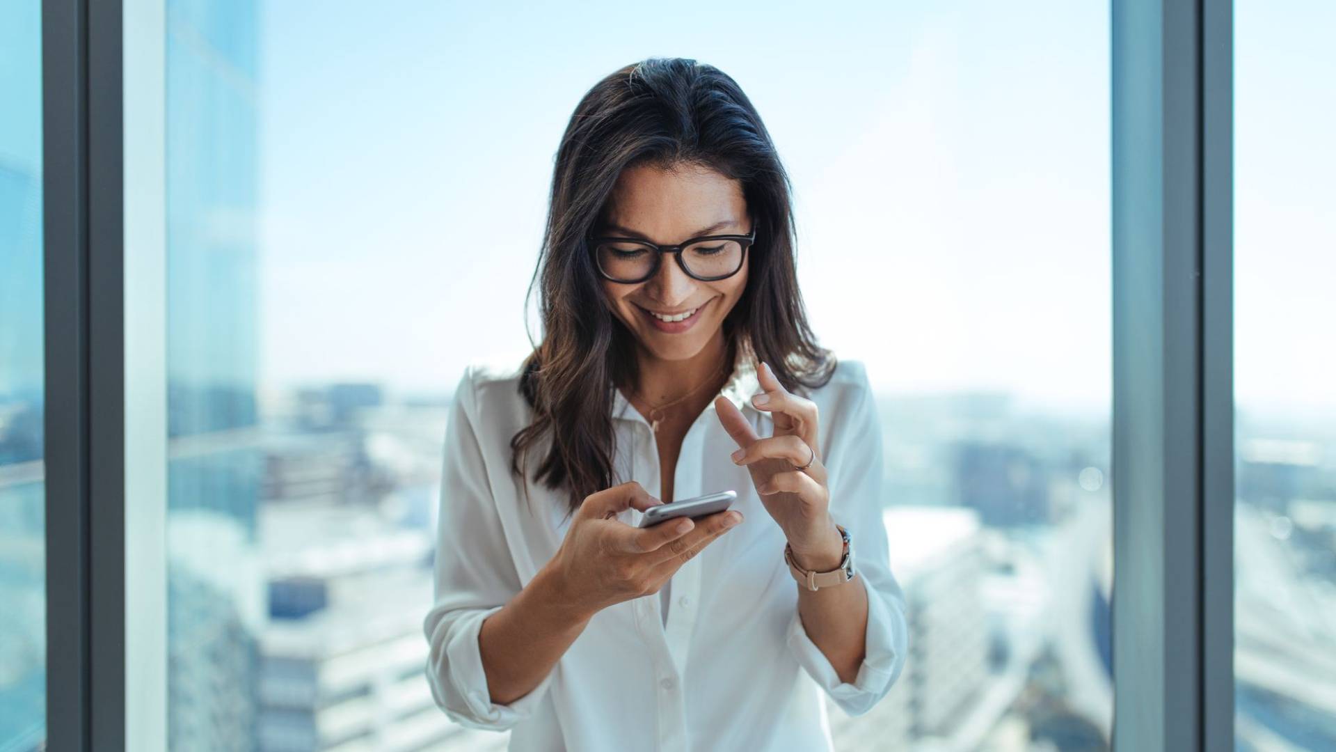 سيدة تستخدم هاتف نقال