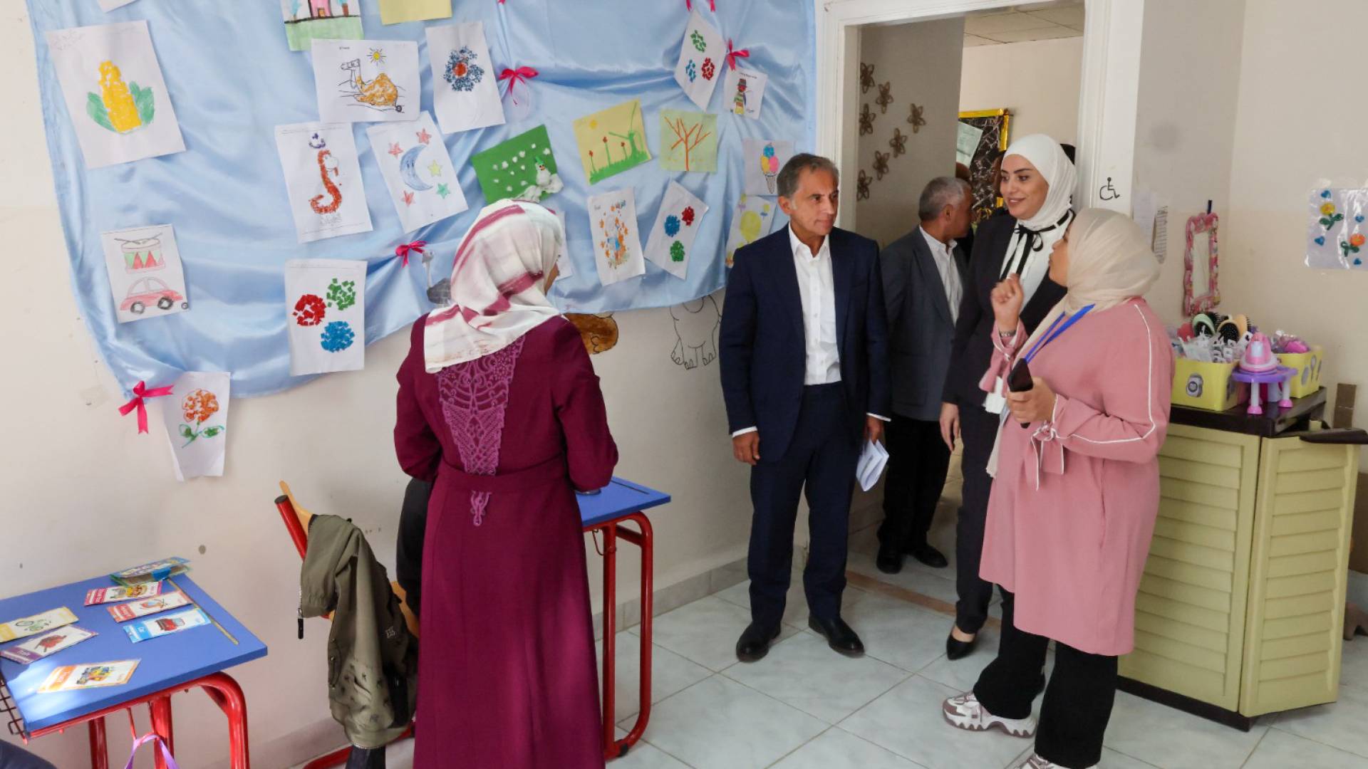 رئيس الوزراء جعفر حسّان أثناء تفقد مركز البترا الشامل