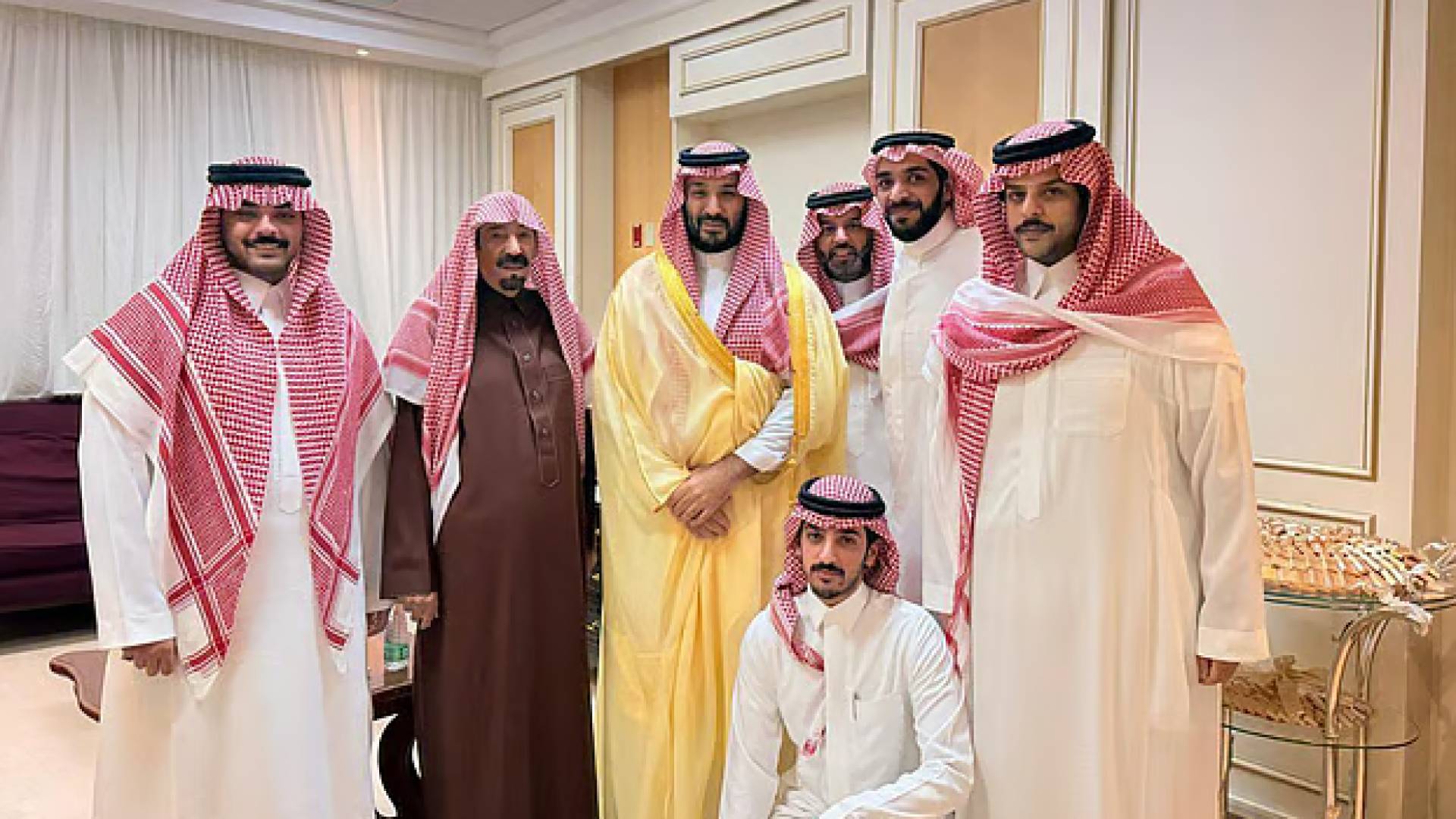 ولي العهد السعودي يزور الشيخ بدر الدويش للاطمئنان على صحته