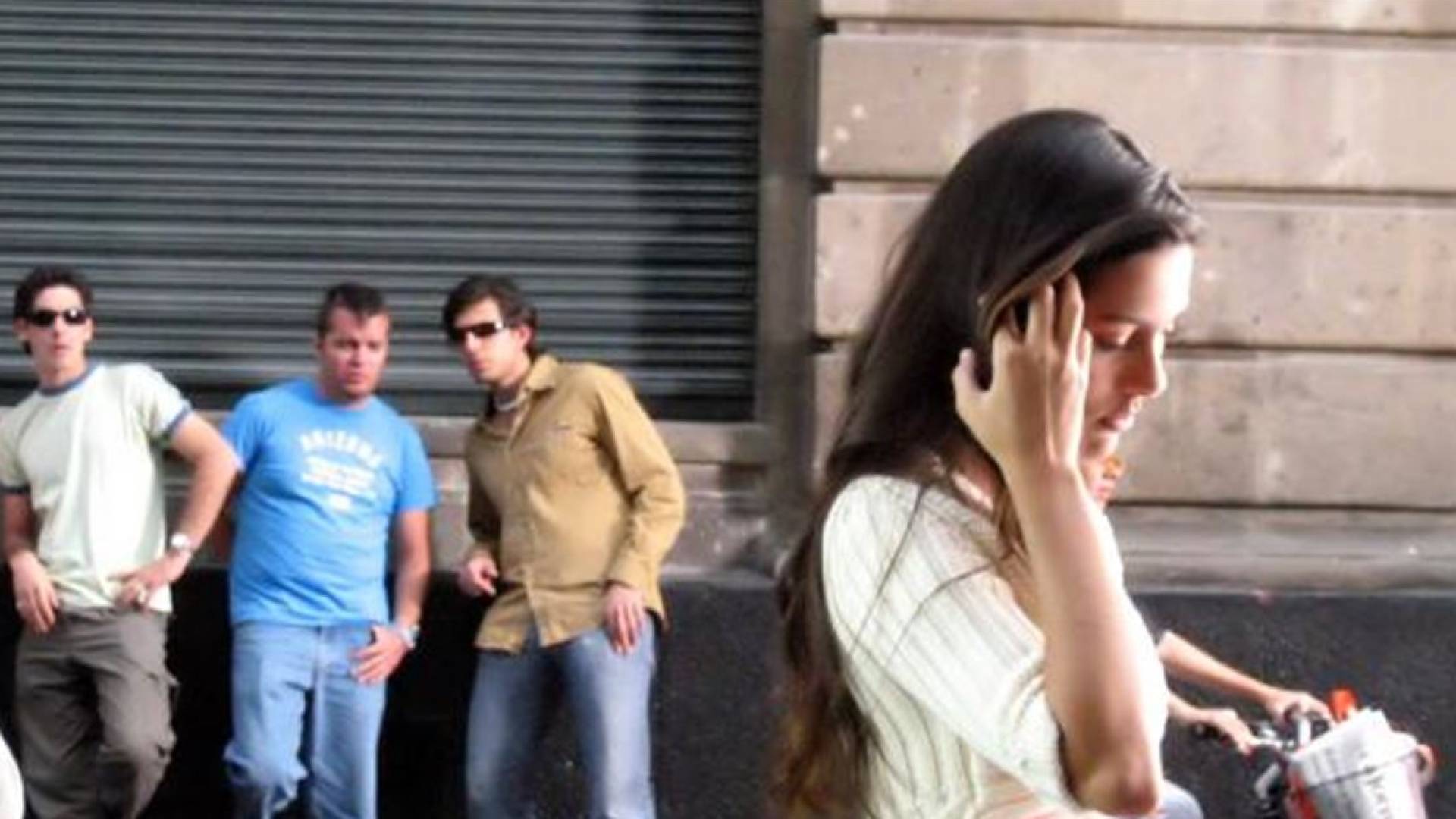 مجموعة من الشباب يعاكسون فتاة.. تعبيرية