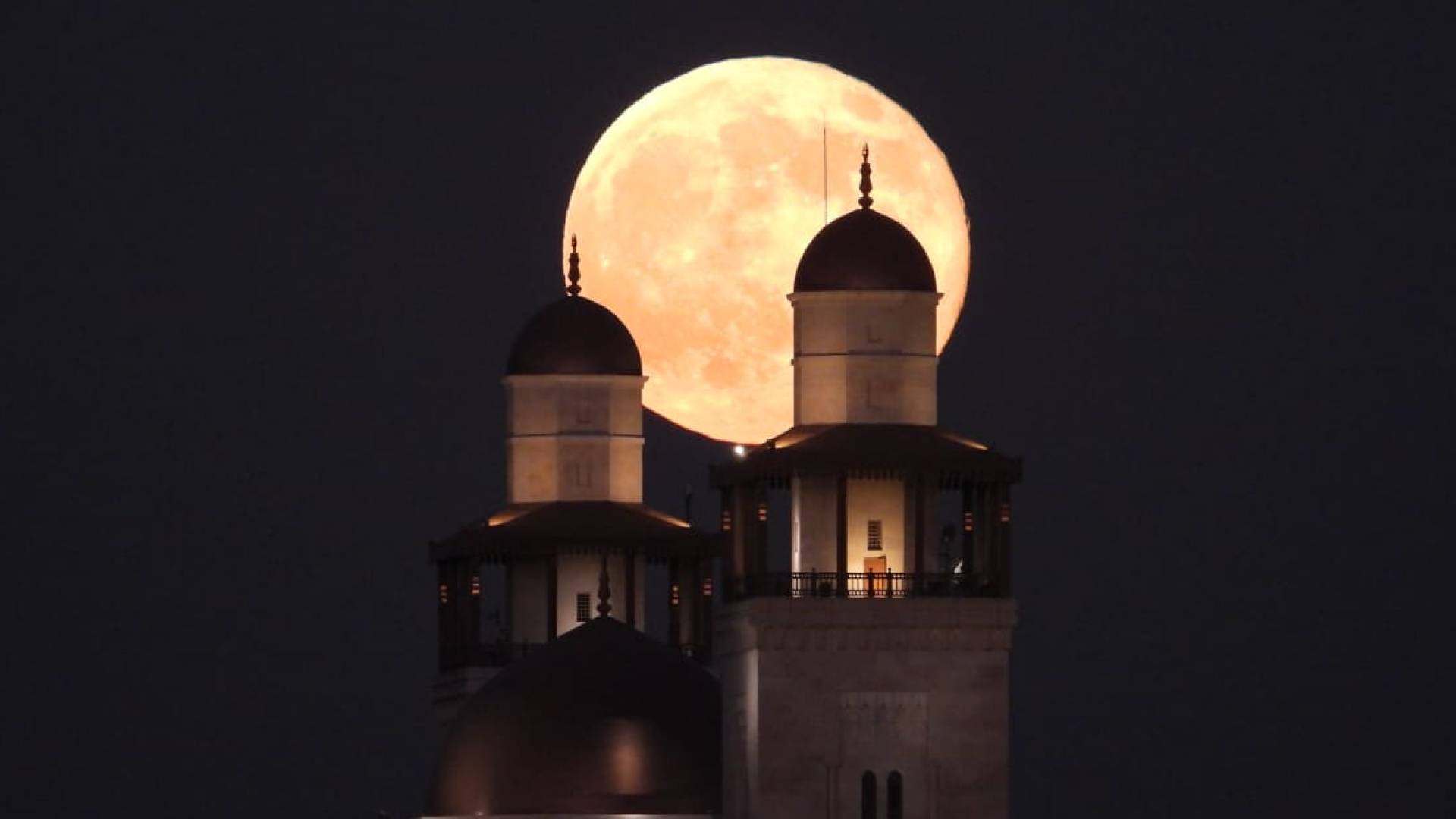 القمر يتعامد مع مسجد الملك حسين