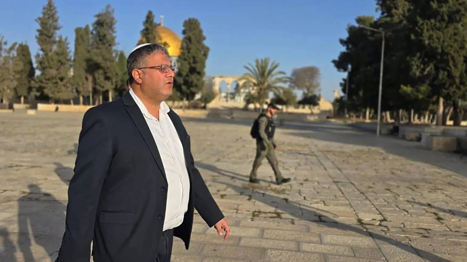 بن غفير يقتحم ساحات المسجد الأقصى المبارك