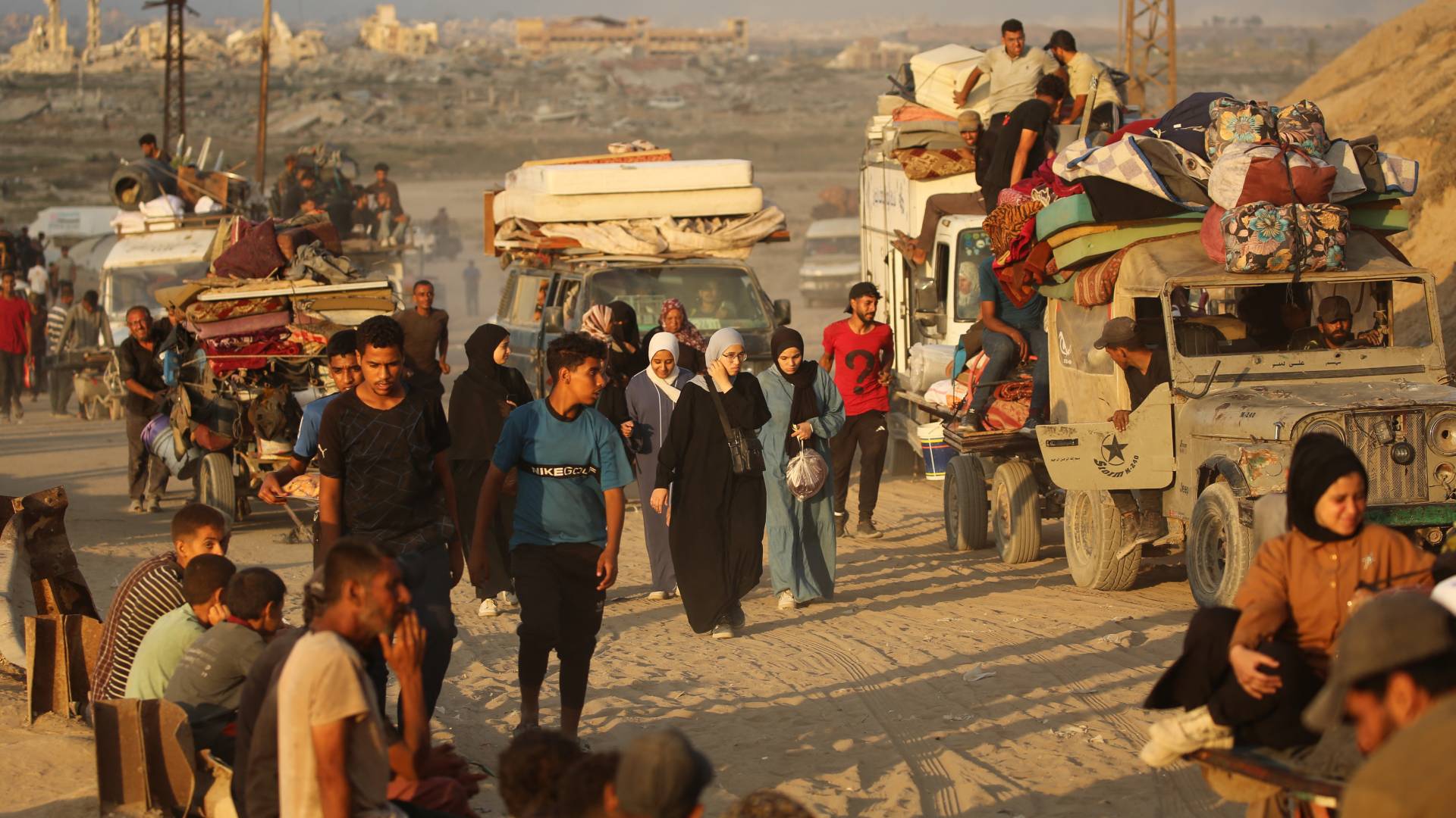 جموع غفيرة من الفلسطينيين ينزحون من مكان لاخر في قطاع غزة بسبب قصف الاحتلال