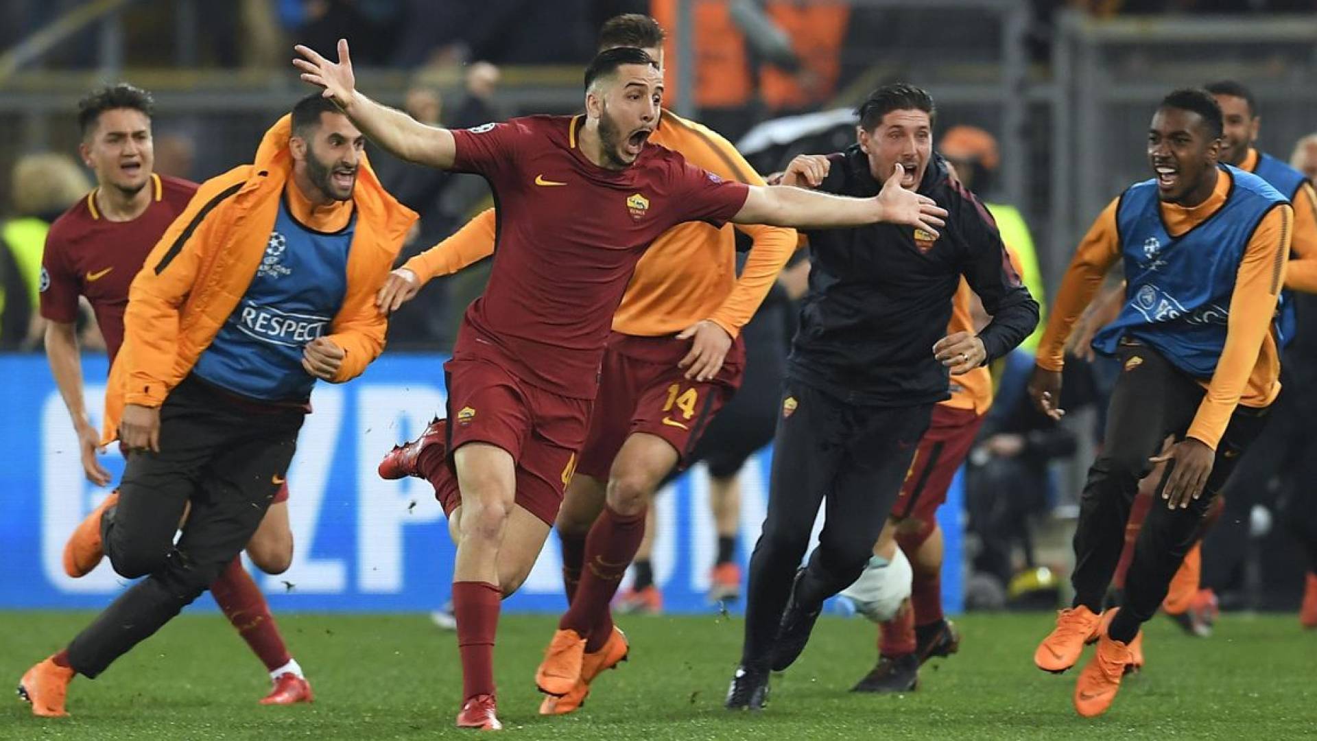 مانولاس يحتفل بهدف سابق