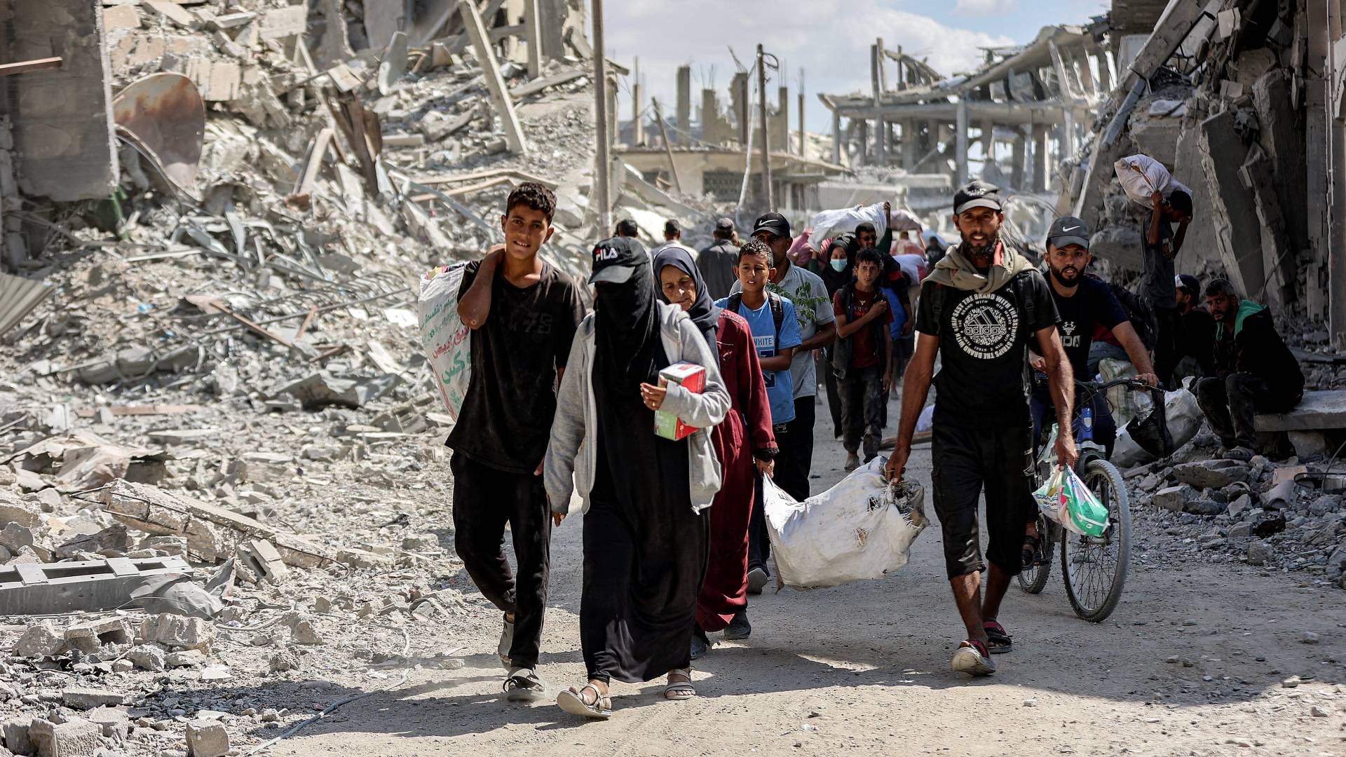 نازحون يعودون لمنازلها عقب إعلان وقف إطلاق النار بغزة