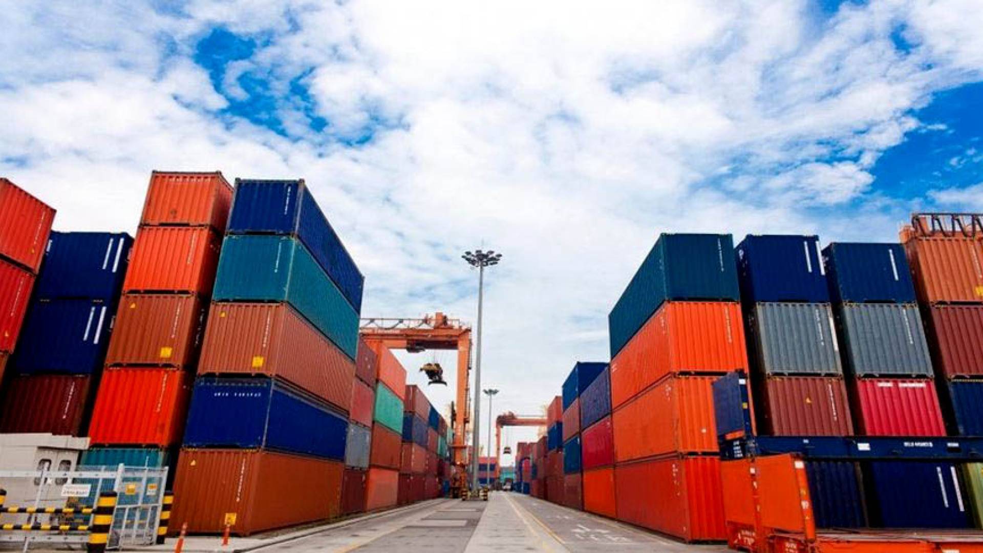 بضائع داخل حاويات للتصدير في ميناء العقبة