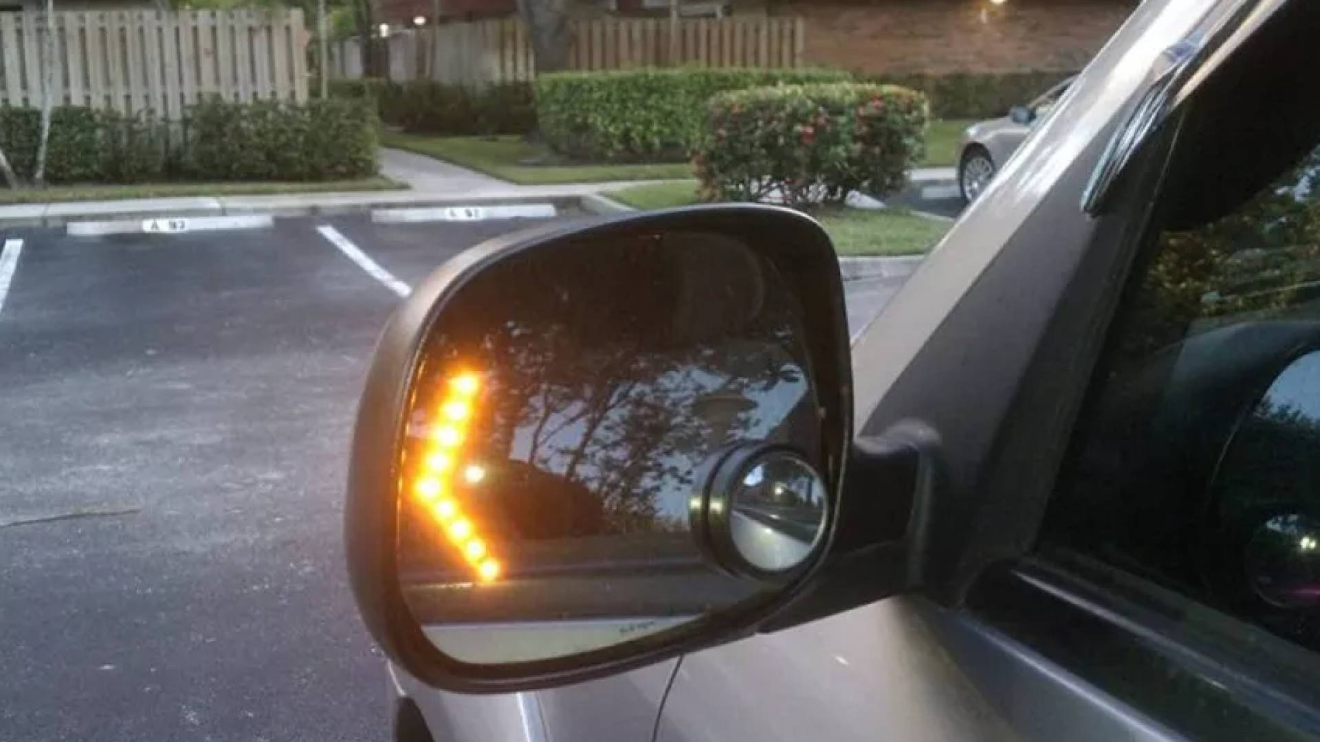 سائق سيارة يشير بالغماز الى رغبته التوجه يسارا