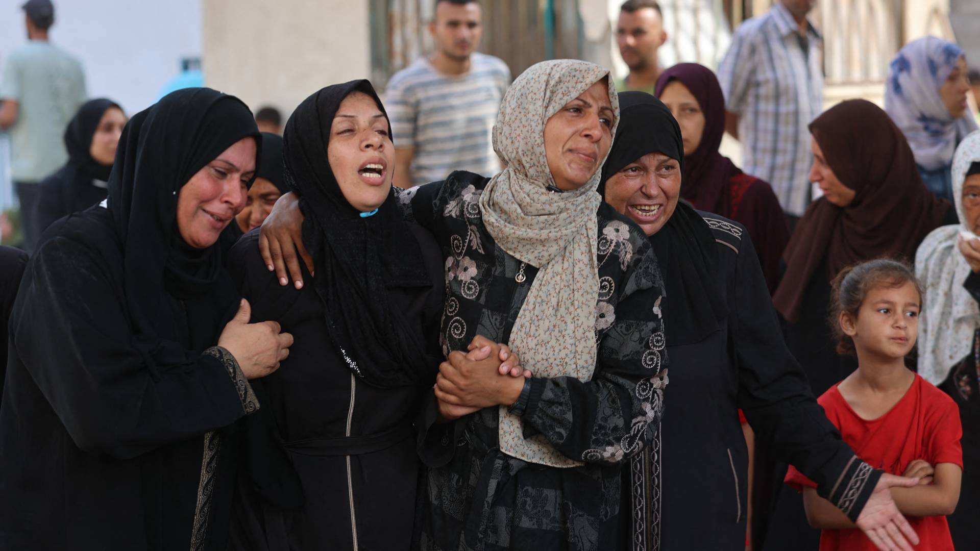 مجموعة من السيدات الفلسطينيات يبكين بعد استشهاد احد افراد عائلتهن