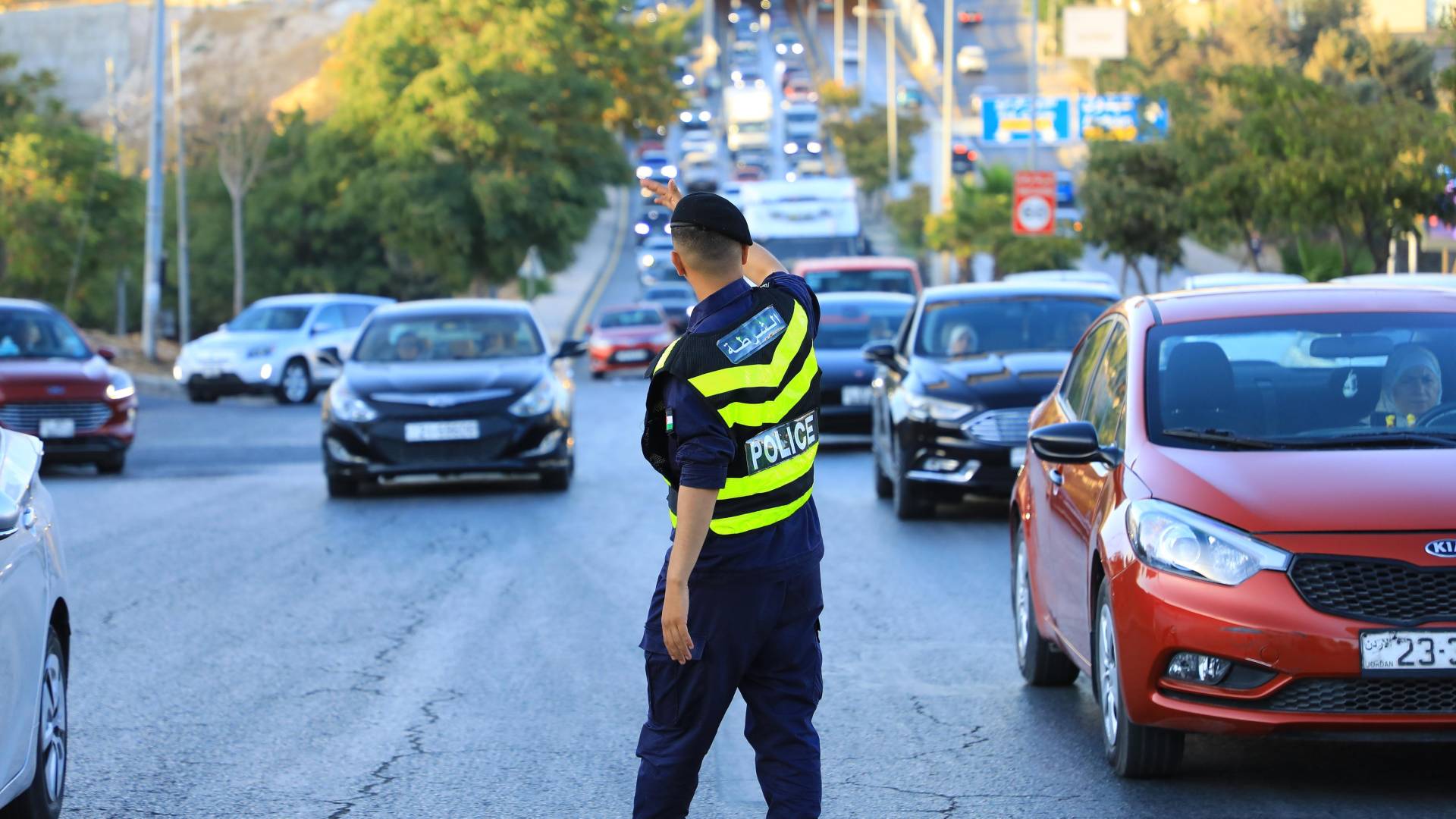مراقب سير ينظم حركة المرور.. ارشيفية